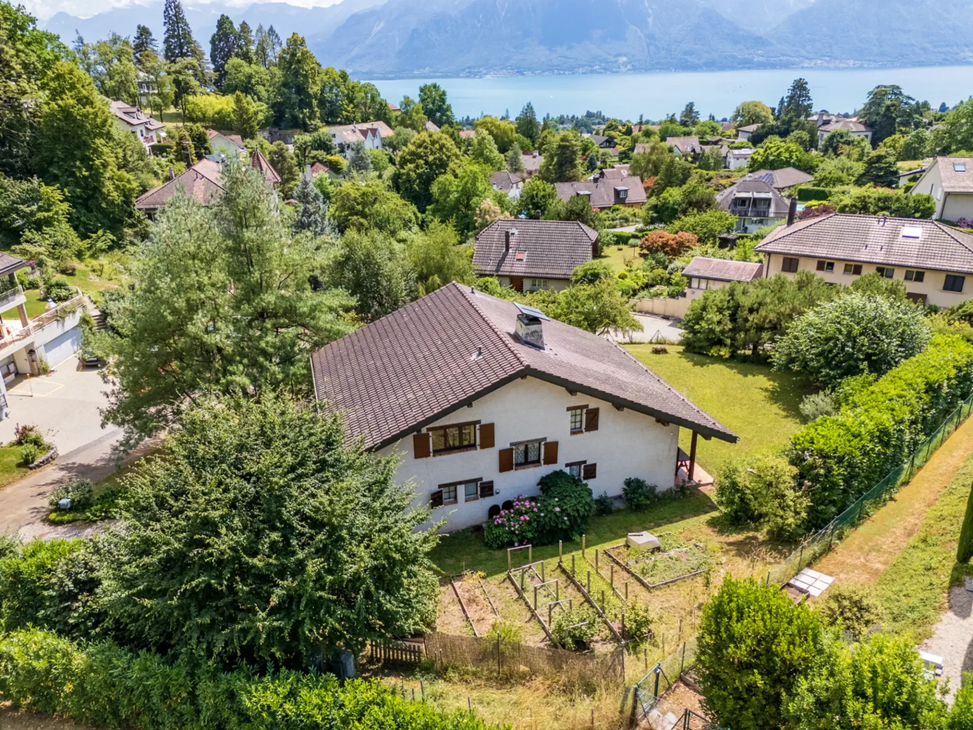Einfamilienhaus auf großem Grundstück mit Blick auf den See
