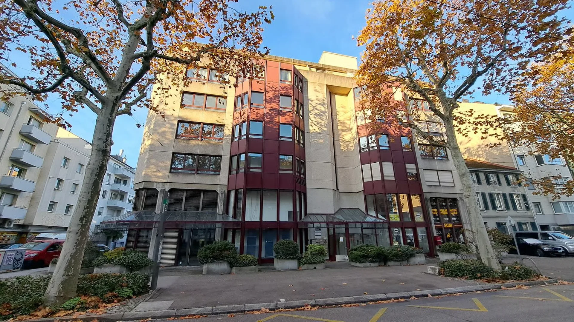 Shop / Office modern, very central, with 5 meter high ceiling