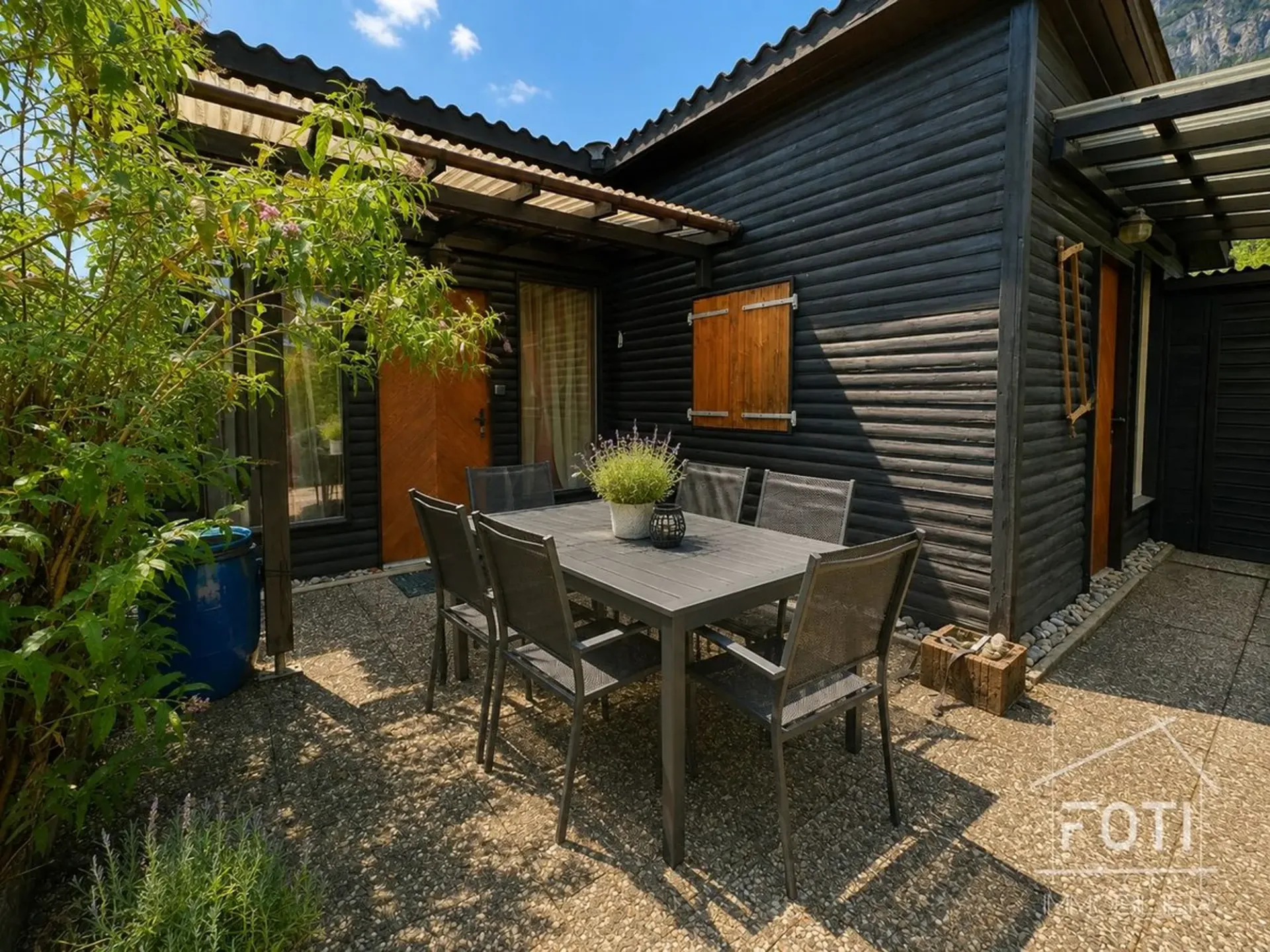 Bungalow with 2.5 rooms and a view in Saint-Maurice to be renovated.