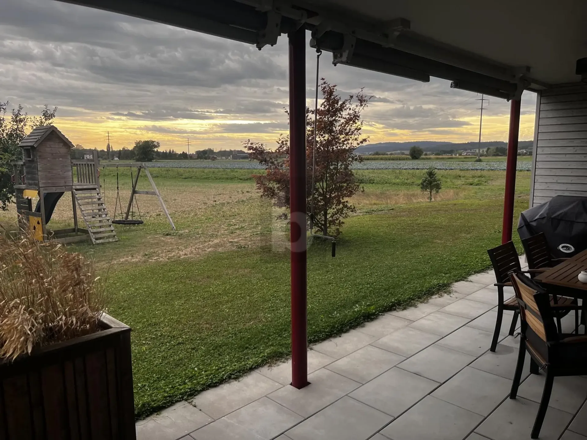 MIT GROSSEM, EIGENEN GARTEN UND WEITBLICK!