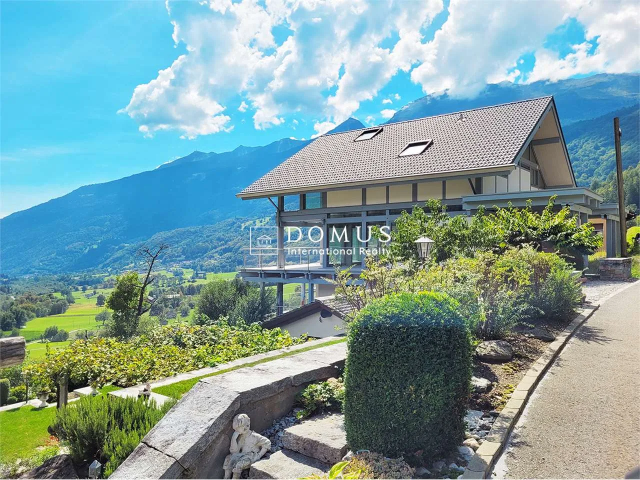 Modern villa with panoramic view in Ponto Valentino