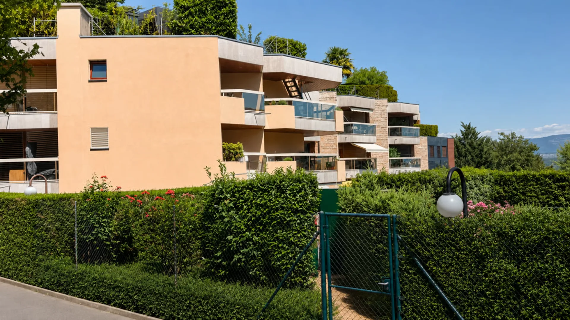 Prachtiges 3,5-Zimmer-Attikapartment mit Terrasse, privatem Rooftop und teilweisem Seeblick - Direkt vor den Toren von Genf