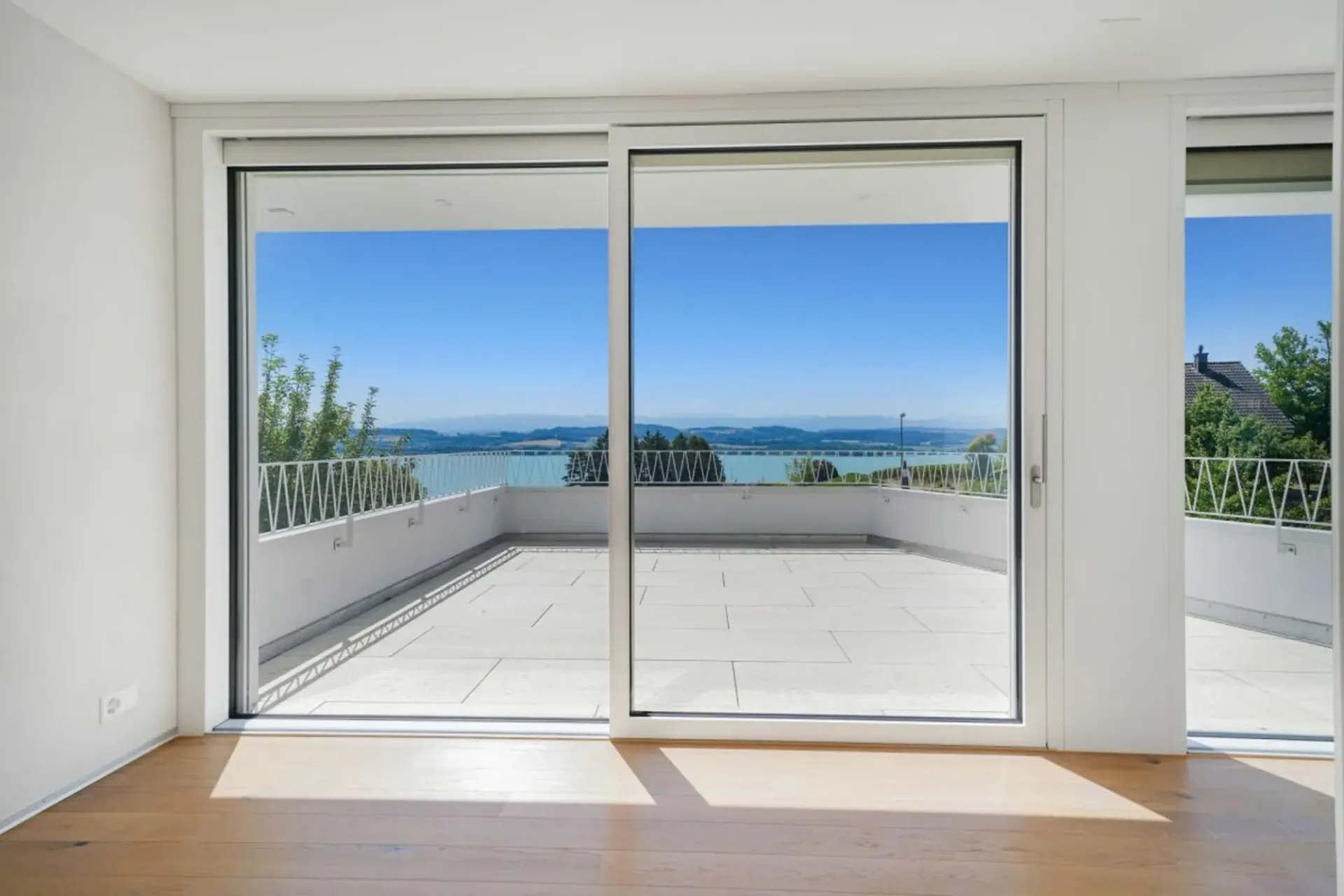 Exklusive 4.5 Zimmer Neubau Terrassenwohnung mit atemberaubender Weitsicht über den Murtensee