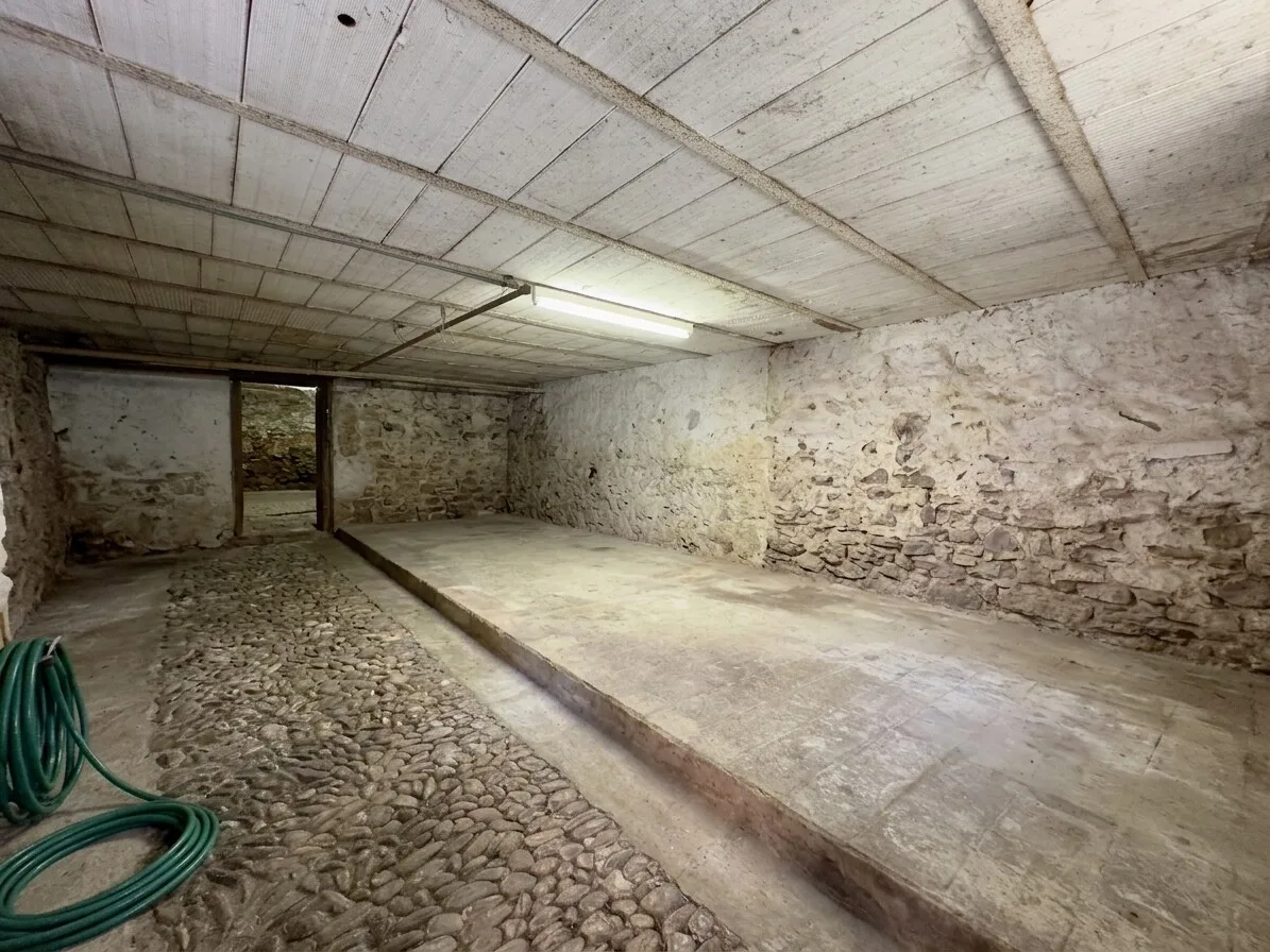Vaste rustique à rénover dans le noyau de San Vittore