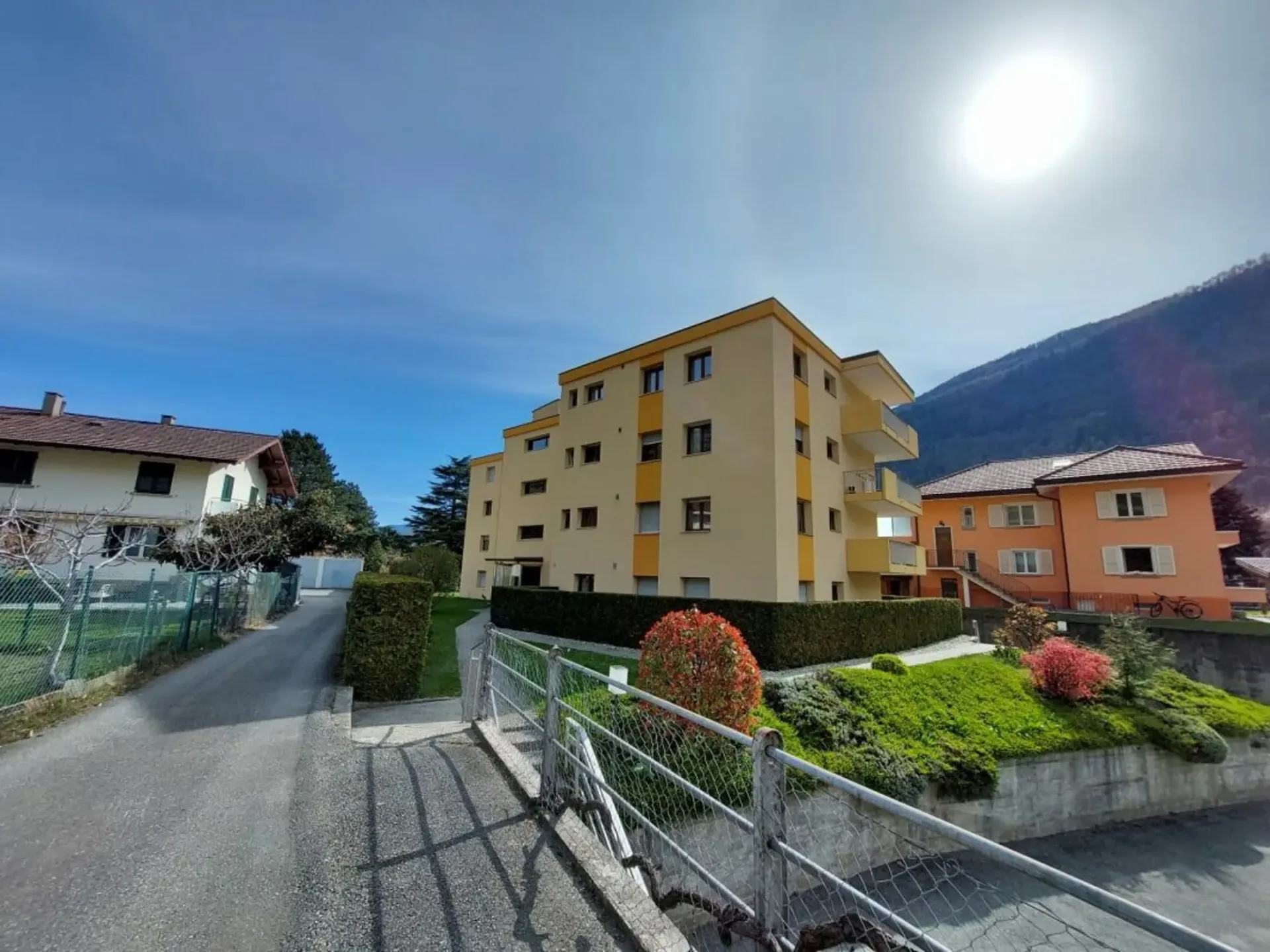 Renovierte, geräumige 3.5-Zimmer-Wohnung mit Parkplatz in einer ruhigen Nachbarschaft