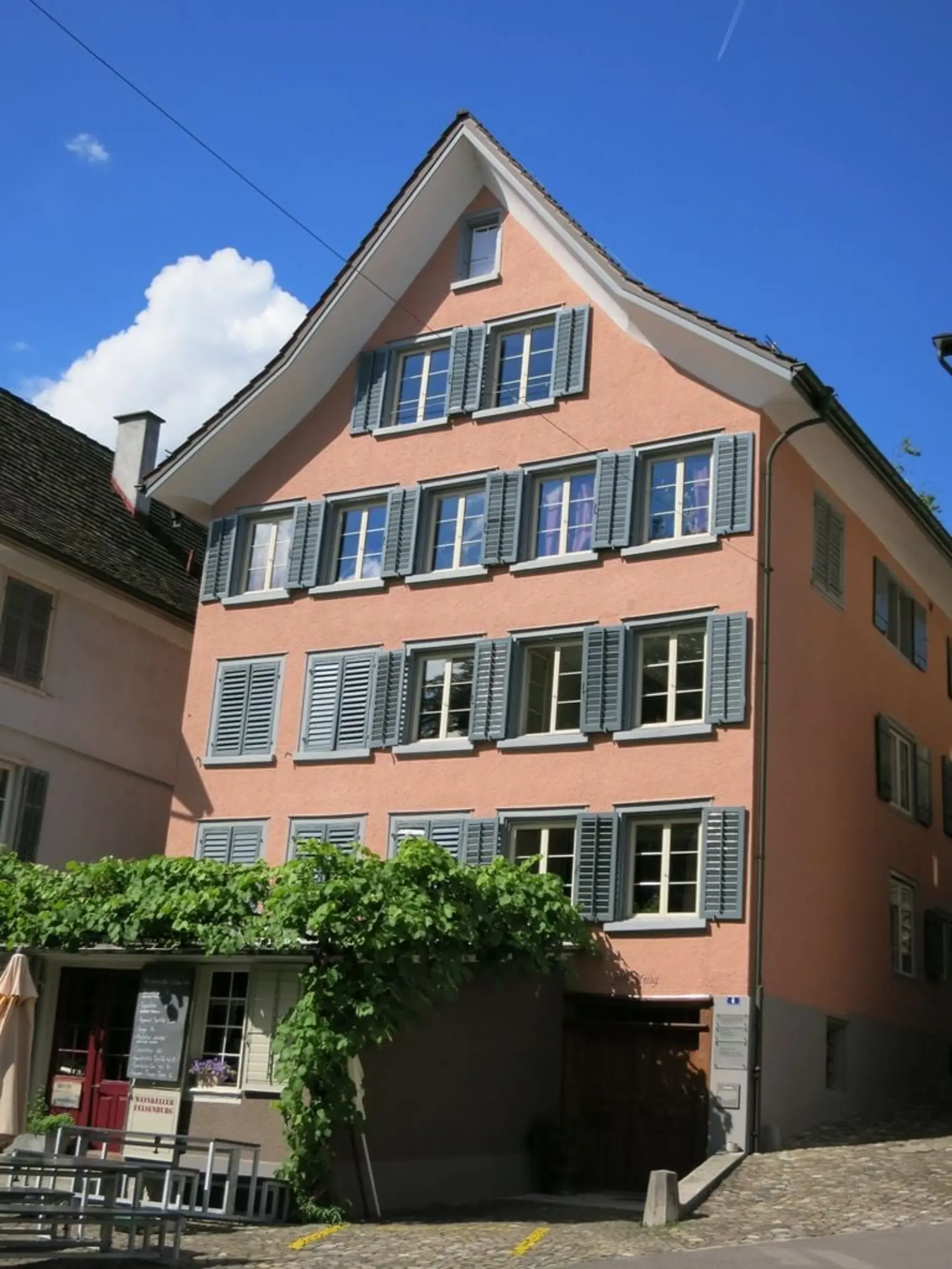 Historic Charm and Generosity – Living in the "Felsenburg" with Garden Use