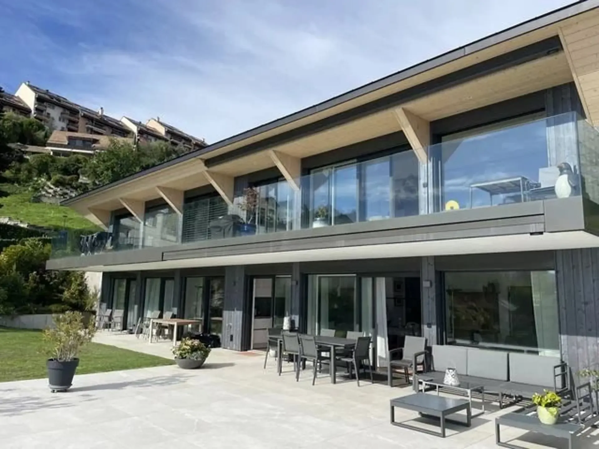 Prächtige 5.5-Zimmer-Wohnung im 1. Stock mit Seeblick und großem Balkon von 47m2