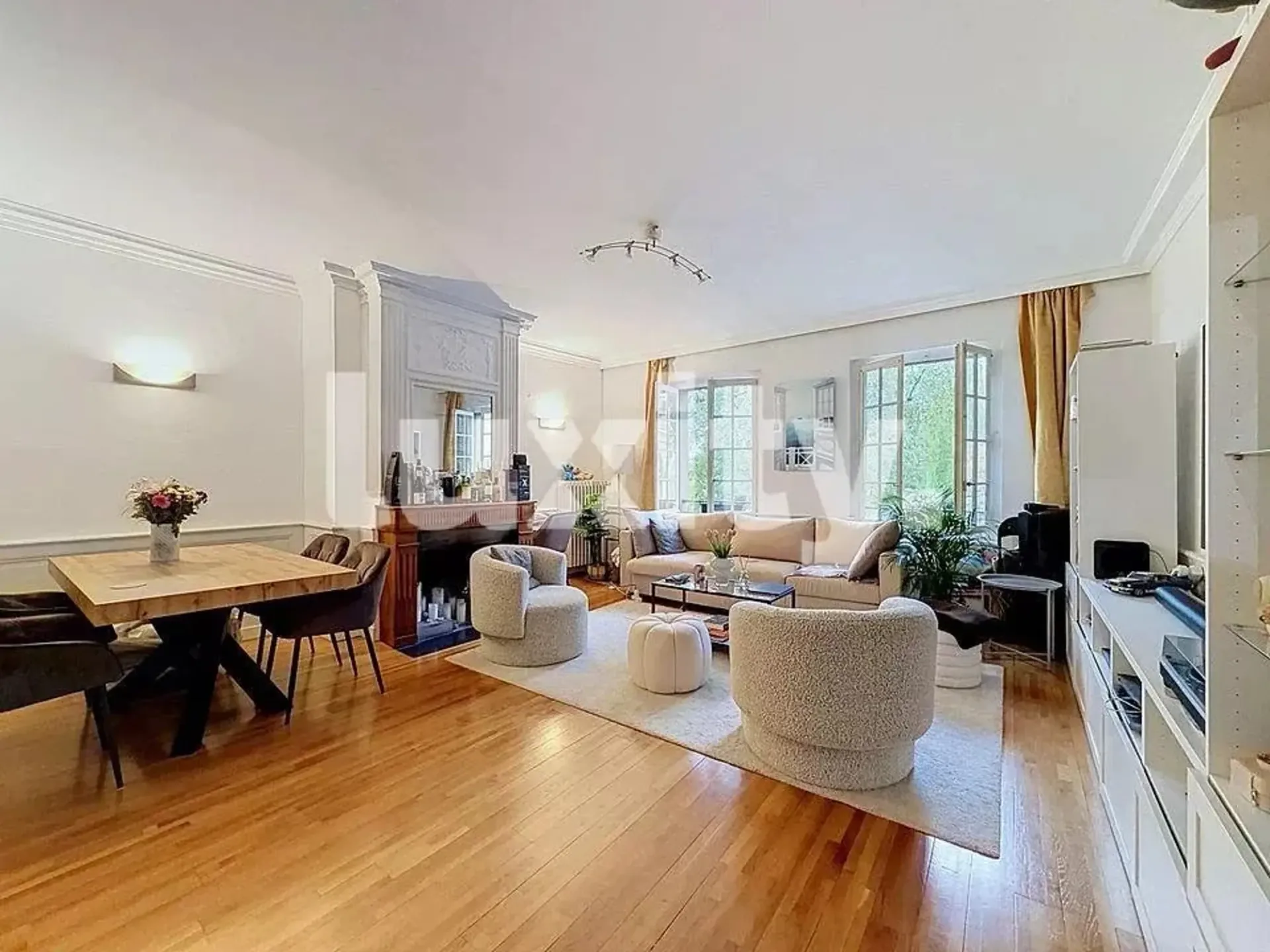 Beautiful apartment at Bourg-de-Four square