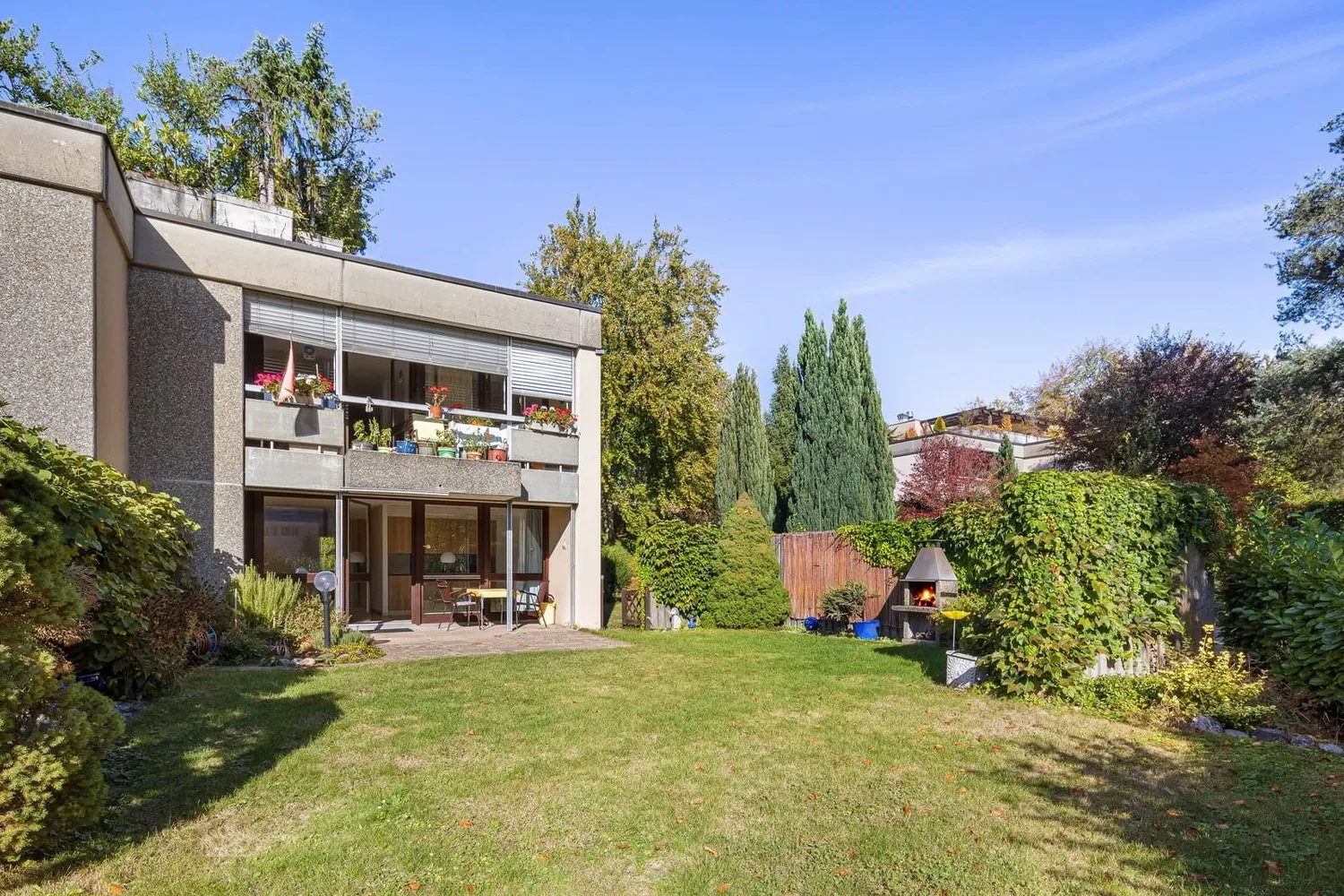 Peaceful residential oasis with beautiful garden and privacy