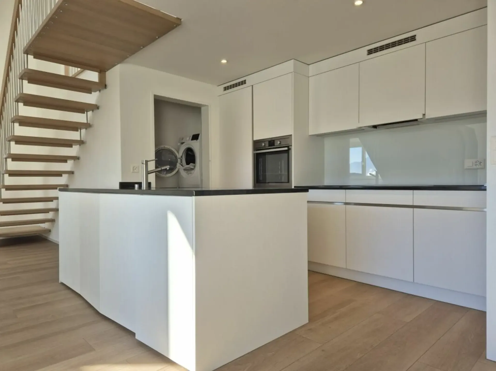 neuwertige 4.5-Zimmer-Maisonette-Wohnung mit Loggia an zentraler Lage in Mels