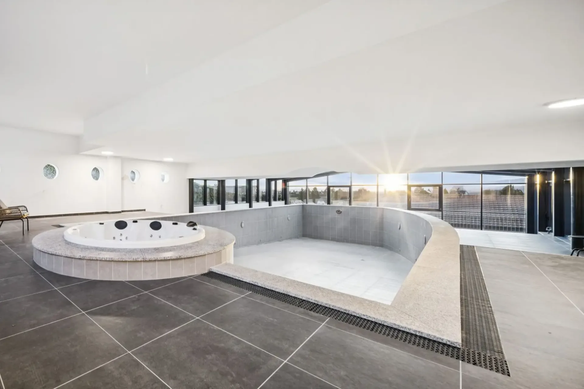 Villa d'exception 8.5 pièces, vue lac et Alpes, 9 places en sous-sol