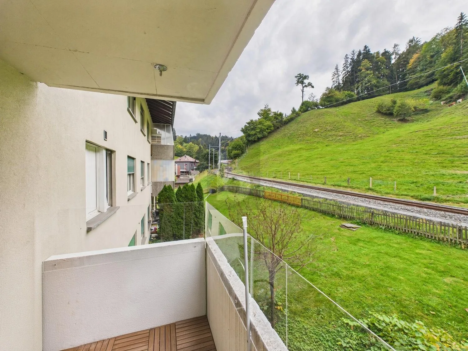 HOCHWERTIG UND NATURNAH MIT BALKON