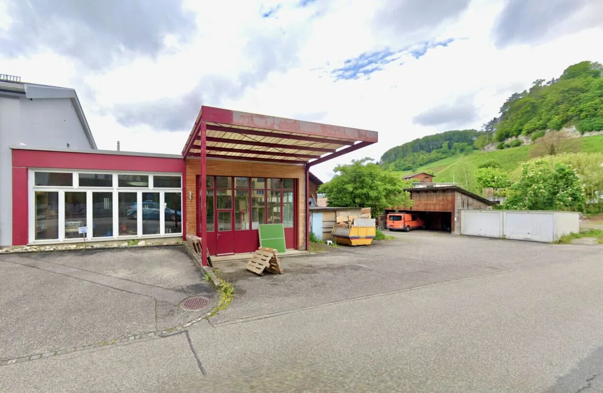 Attraktive Gewerbehalle mit Entwicklungspotenzial