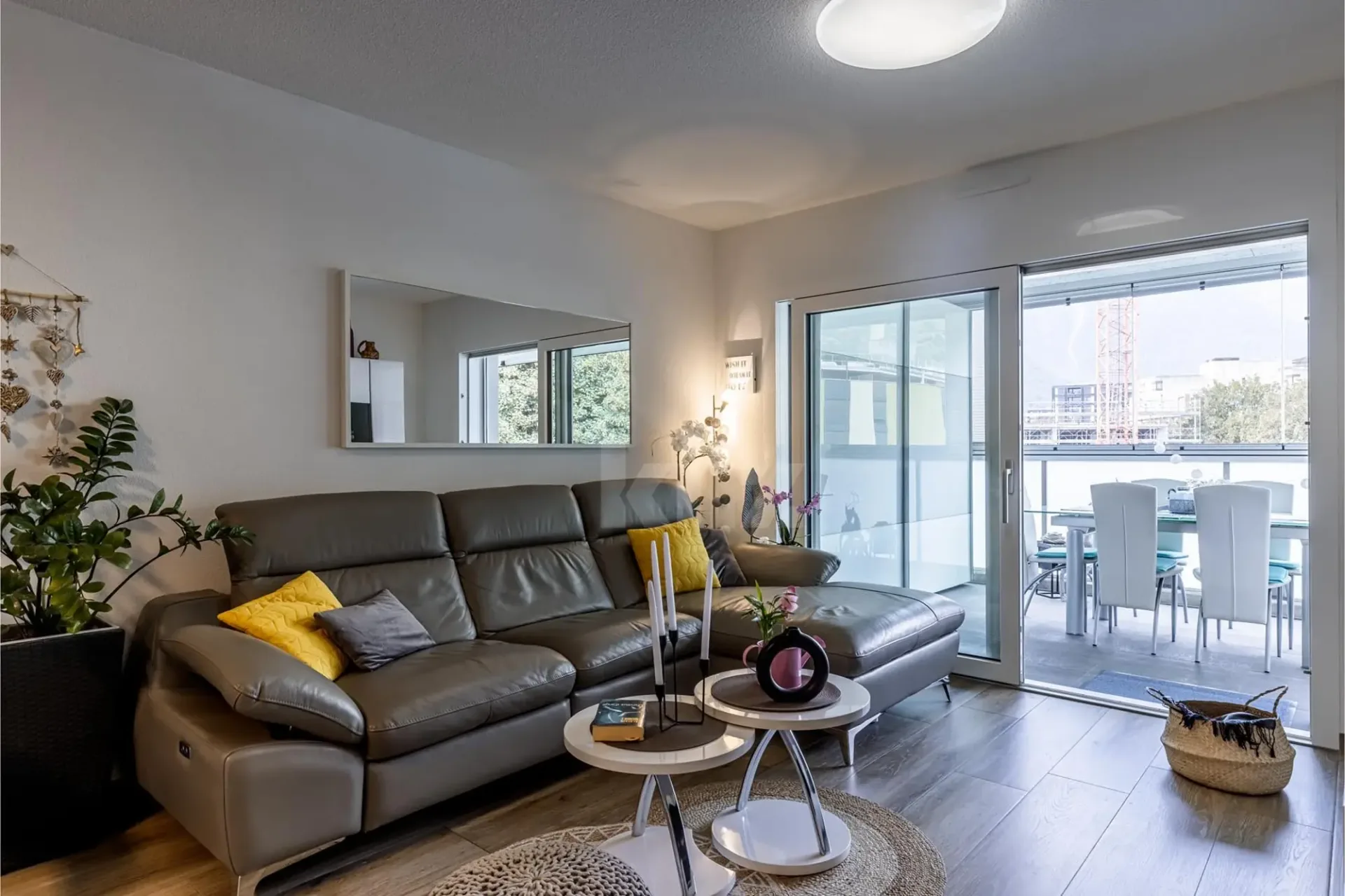 Schönes modernes Apartment mit Balkon