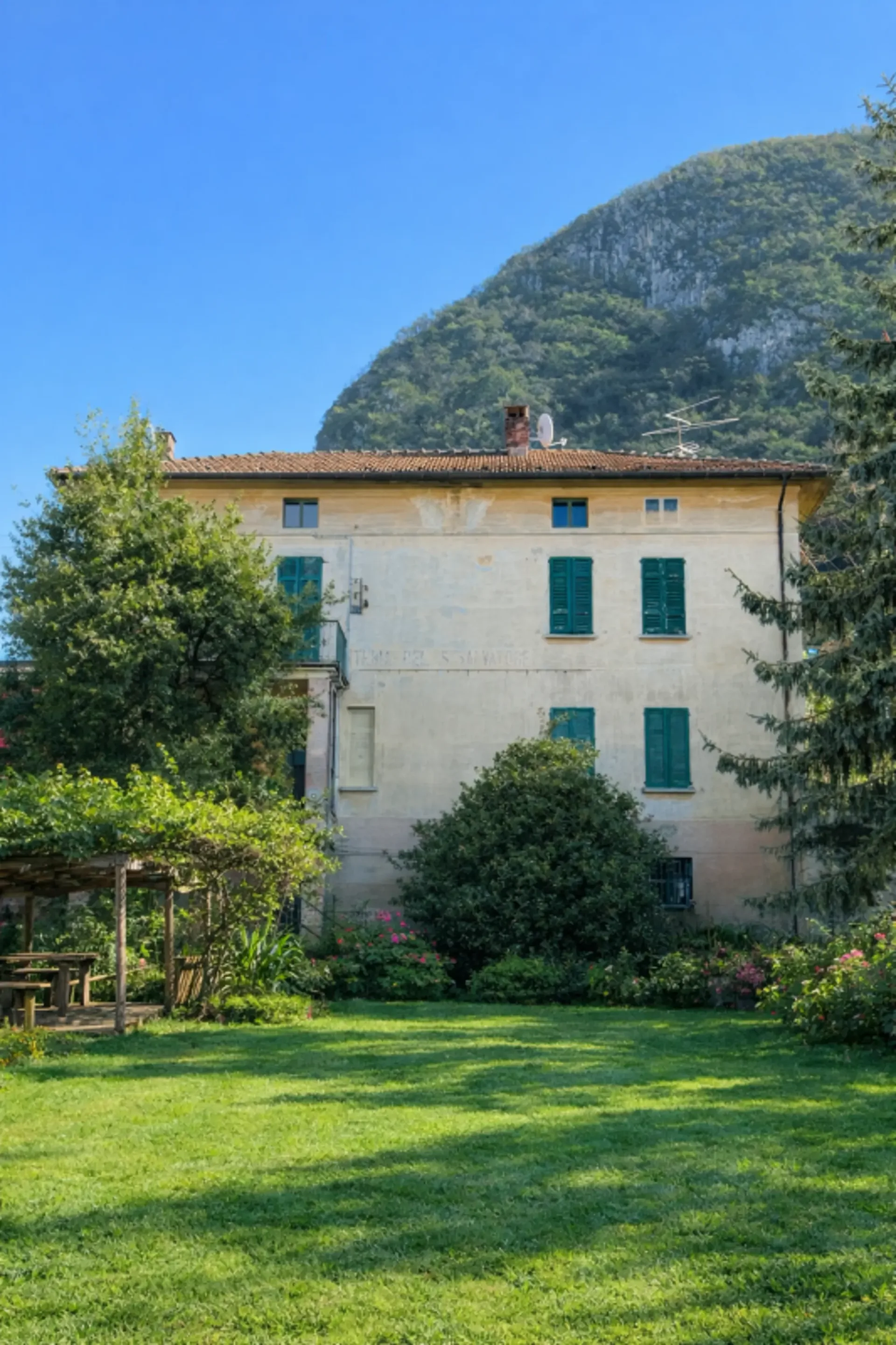 Baugrundstück mit Haus und 2 Wohnungen