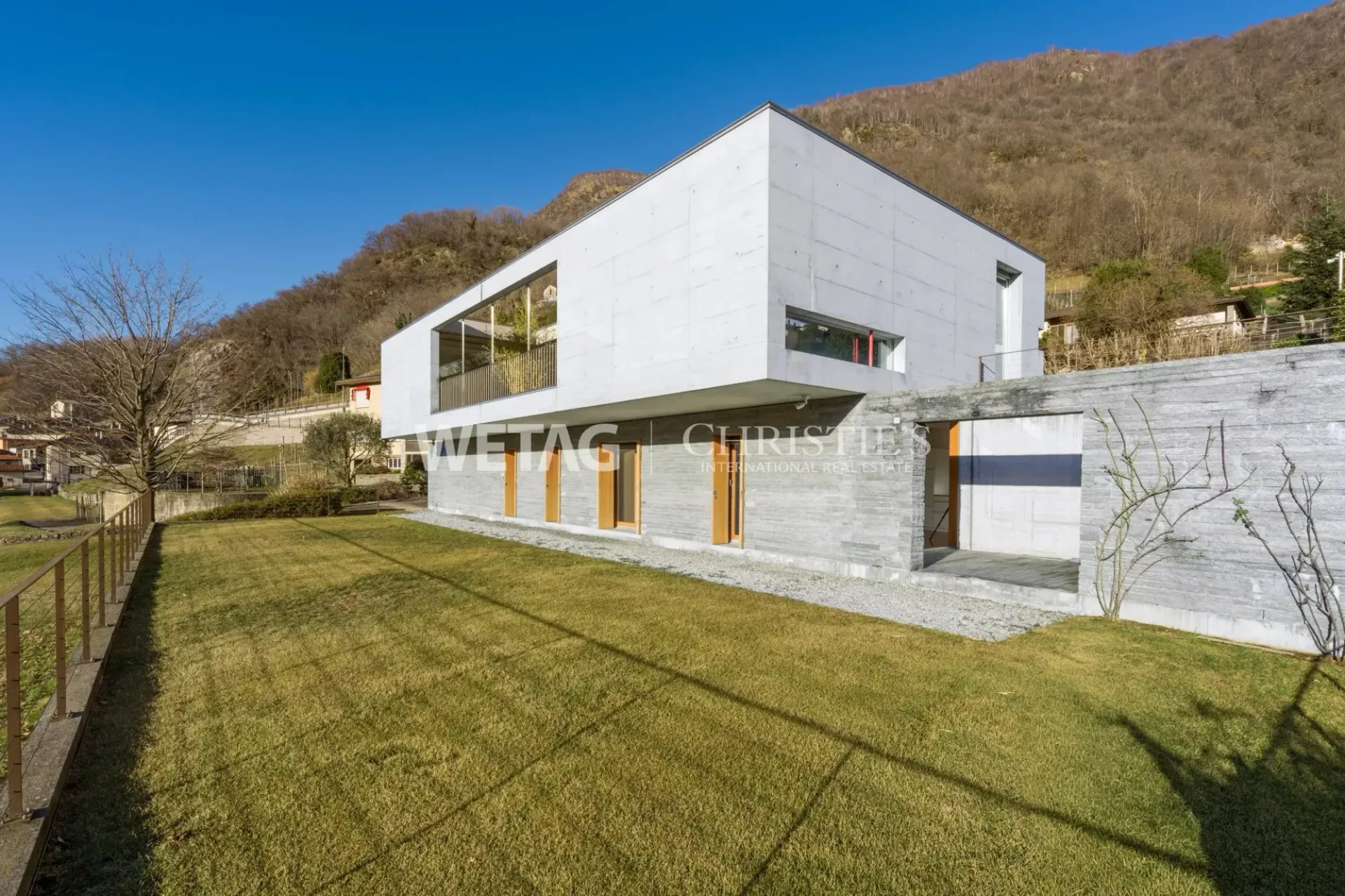 Moderne Villa mit grosszügigen Terrassen & Garten zum Verkauf in Bironico