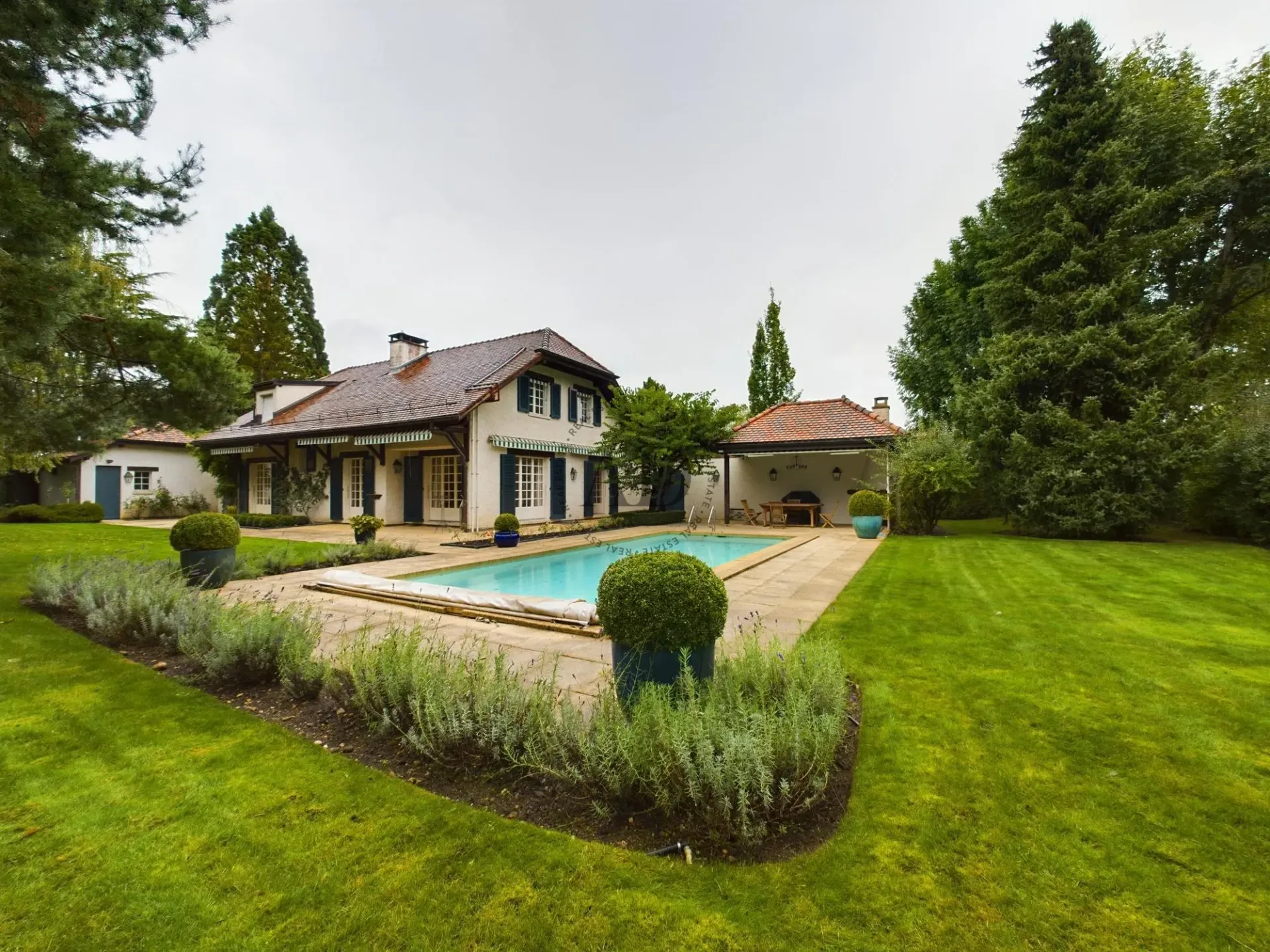 Einfamilienhaus mit Pool
