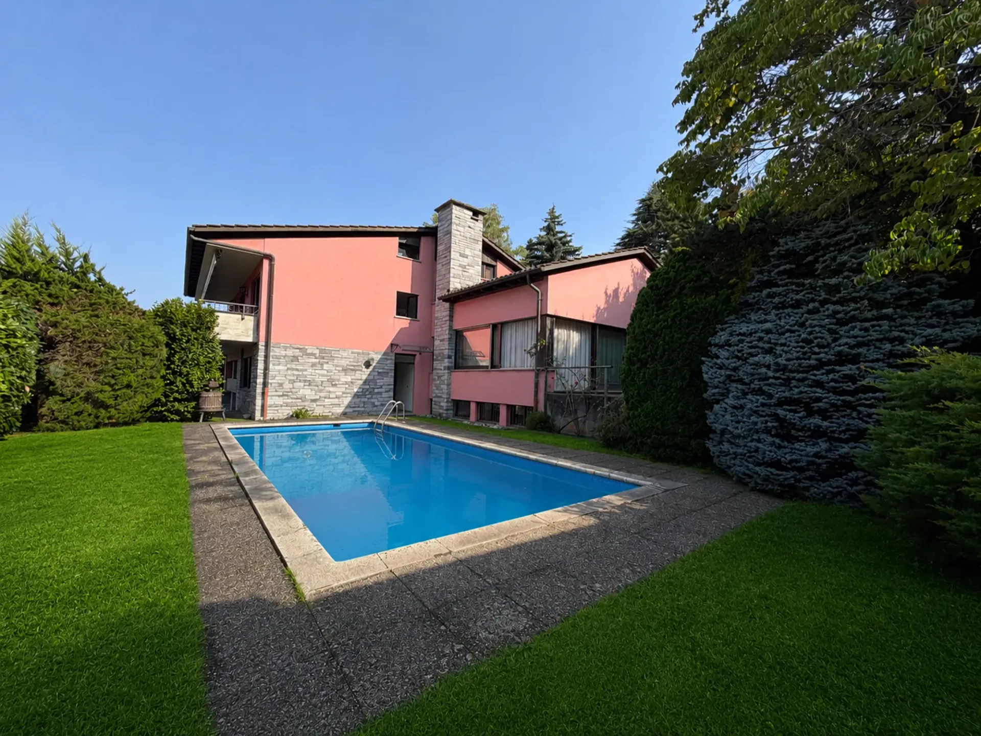 Große Villen-Villa aus den 70er Jahren mit 7,5 Zimmern und Swimmingpool in Lugano Cadro