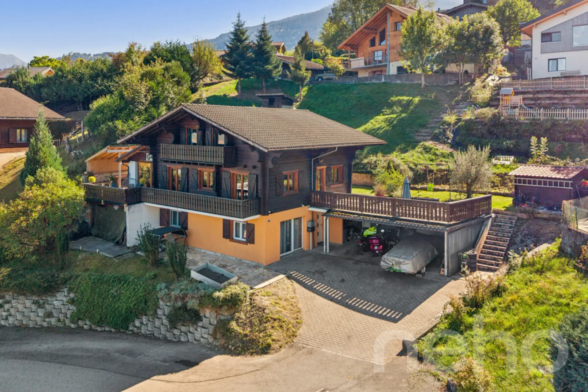 Chalet 8,5 + Studio und freie Sicht in einer ruhigen, gut gelegenen Gegend