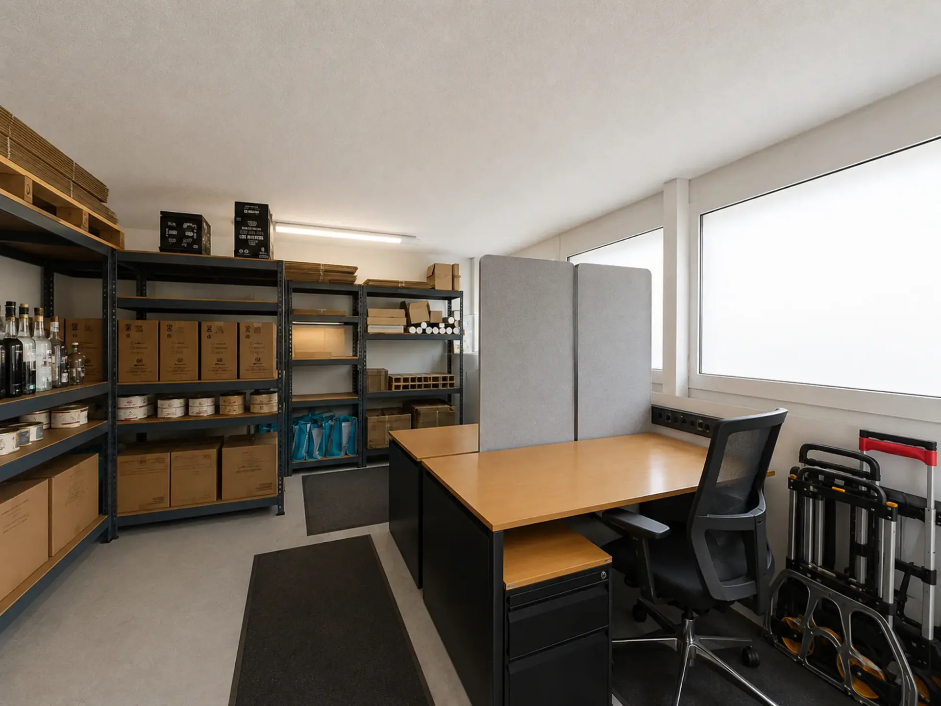 Storage/industrial space with versatile usage possibilities