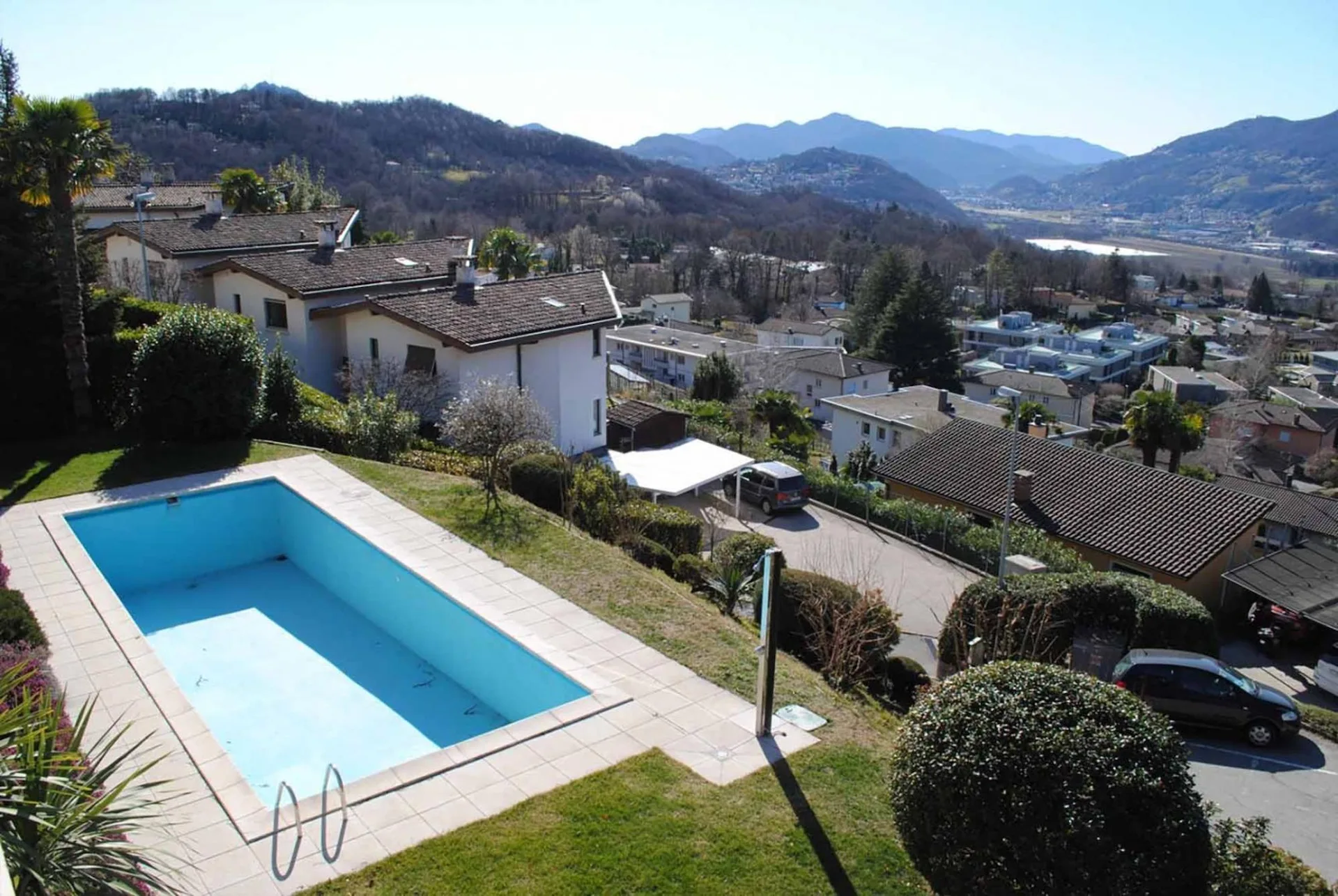 Dachgeschoss-Duplex-Mansarde 5.5 Zimmer mit Pool in Comano