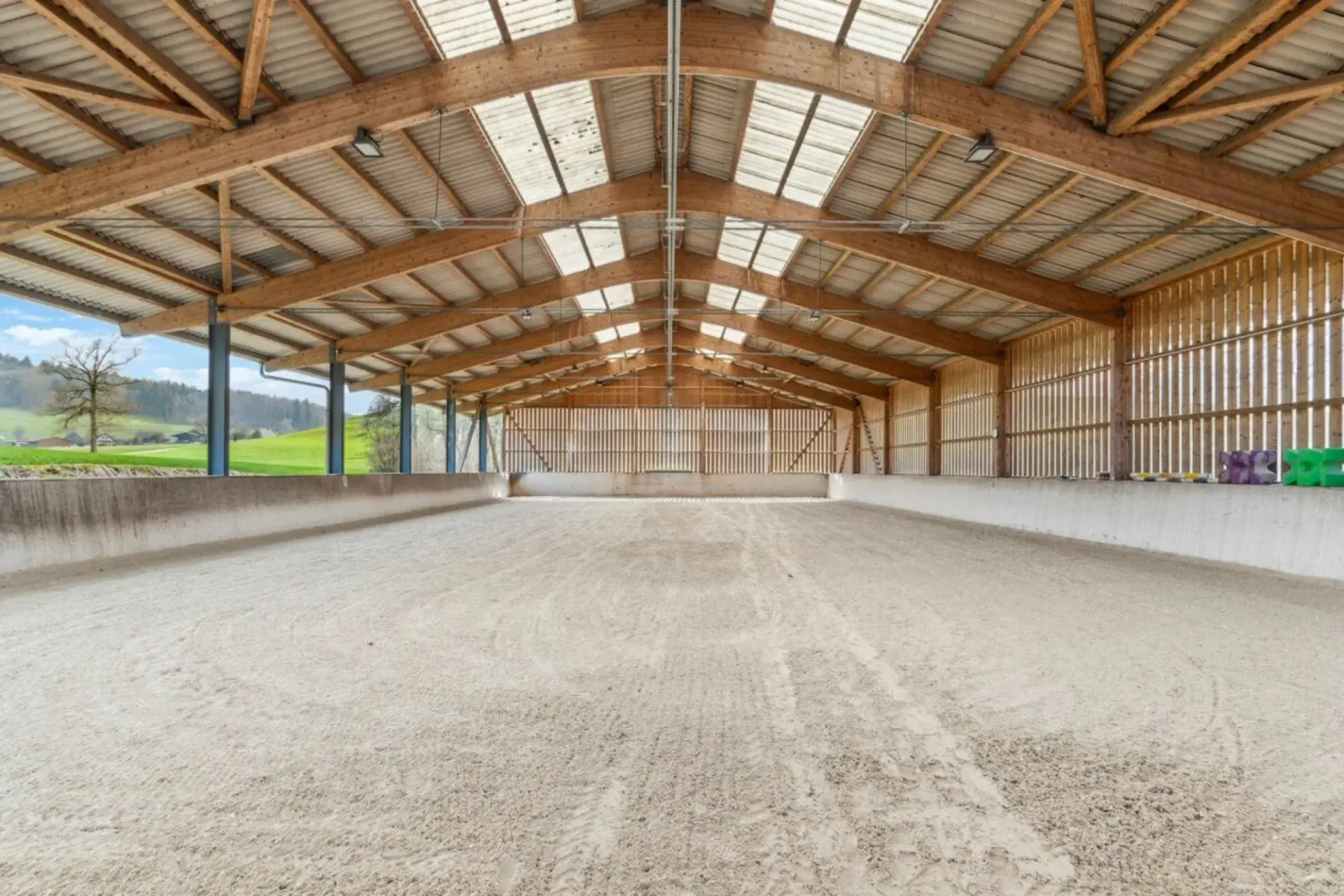 Reitsportimmobilie mit Reithalle und Wohnhaus