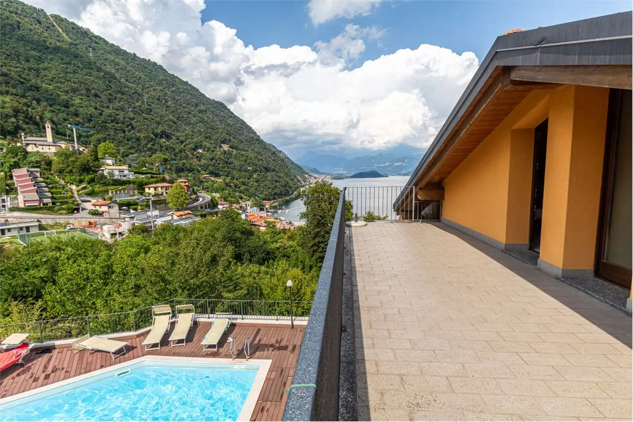 Immeuble avec terrasse couverte et vue sur le lac