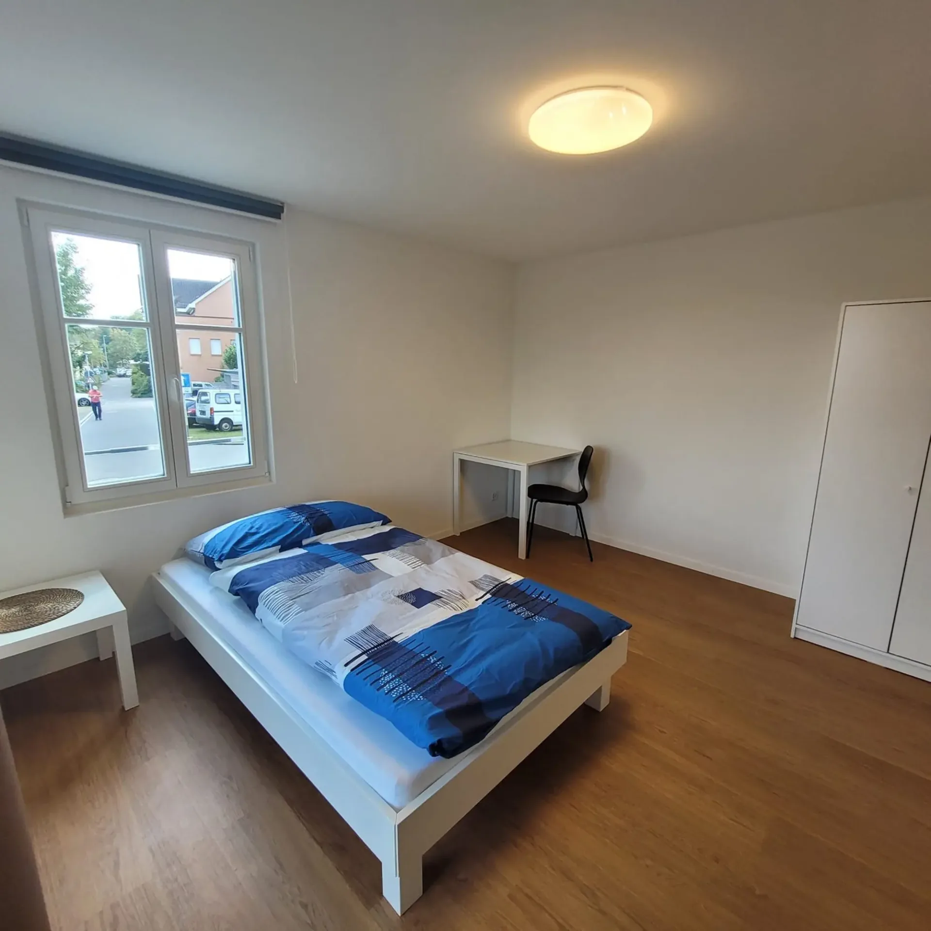 Modernes, voll möbliertes Zimmer