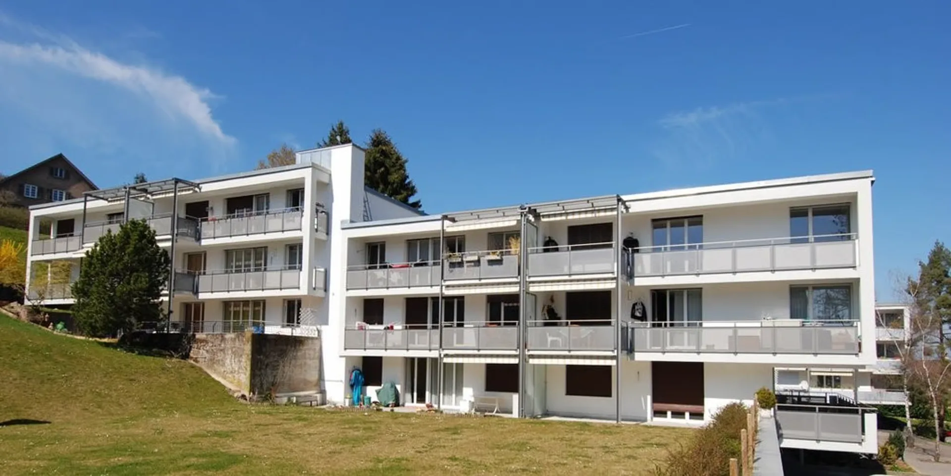 Grosszügige Wohnung mit Gartensitzplatz und Balkon zu vermieten