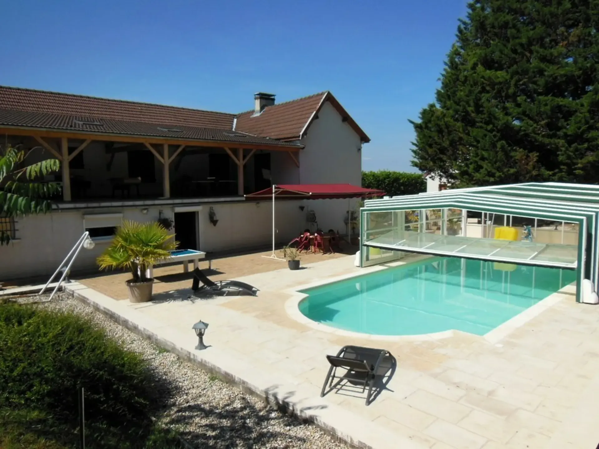 France - Boyer : grande maison de 6.5 pcs 300 m2 avec piscine de 50 m2
