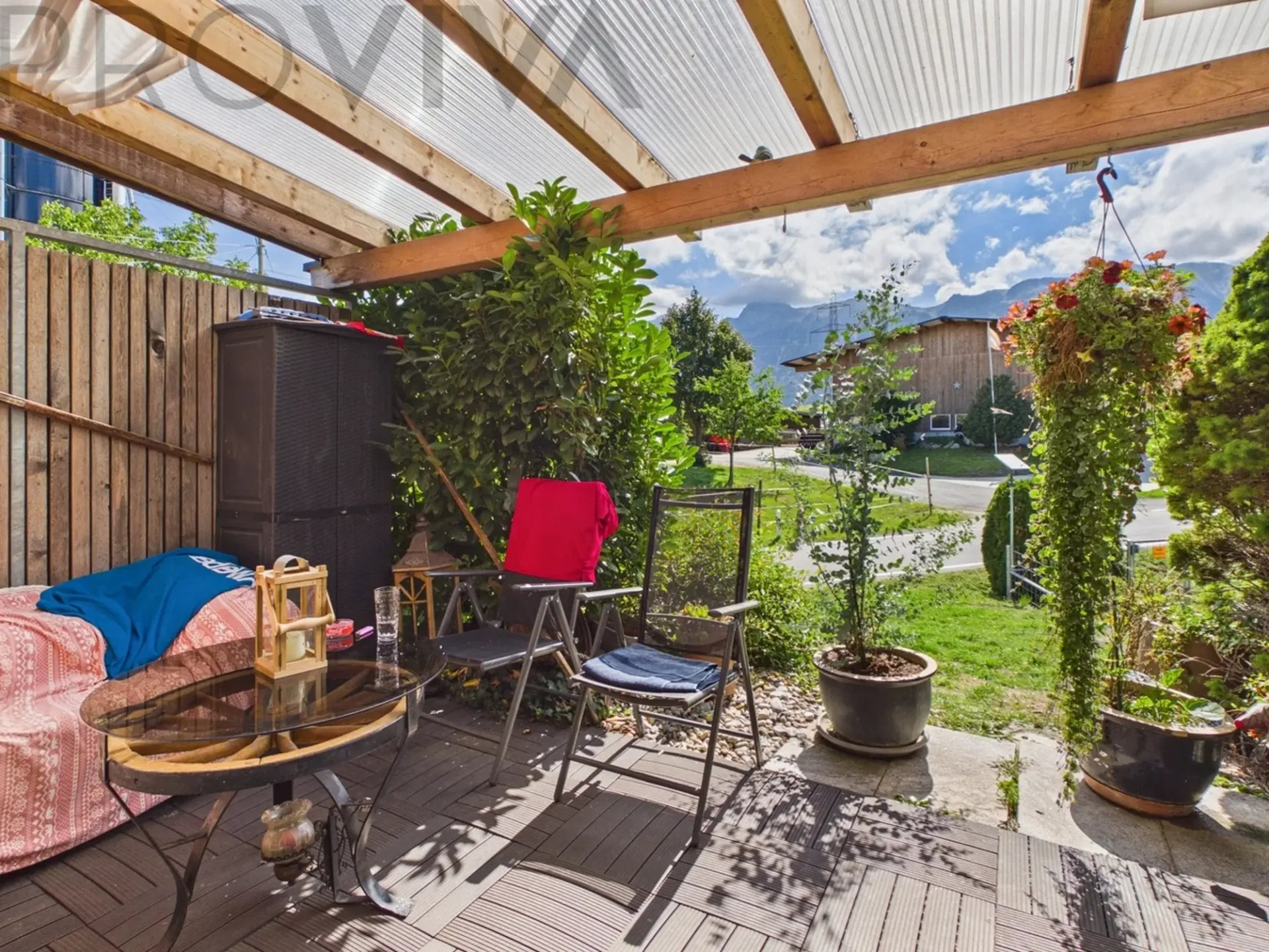 Modern, grosszügig und  auf zwei Etagen mit gemütlichem Sitzplatz