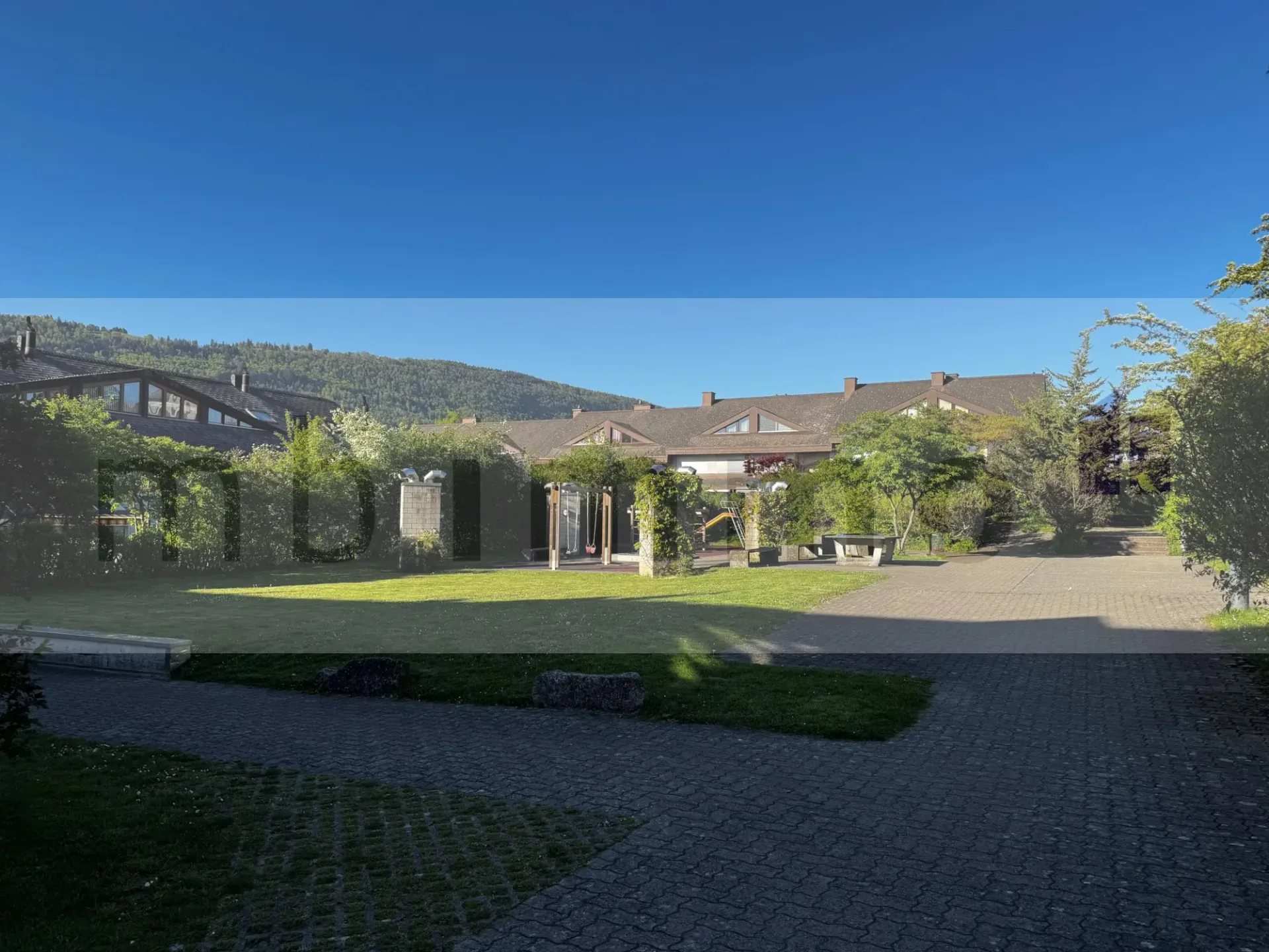 Appartement avec jardin à deux pas des écoles - Wohnung mit Garten und Sitzplatz, nur wenige Schritte von den Schulen entfernt