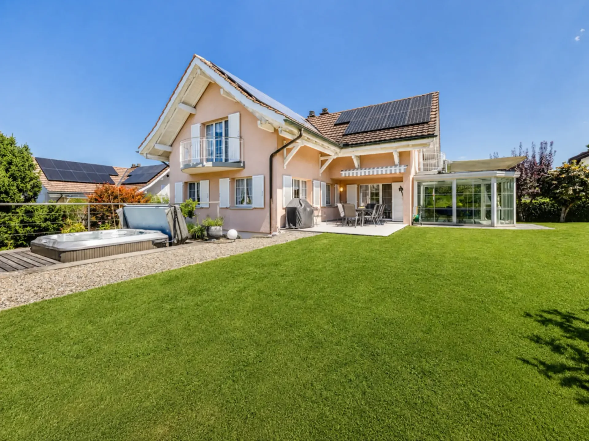 5.5-room single-family house with double garage, large garden and whirlpool