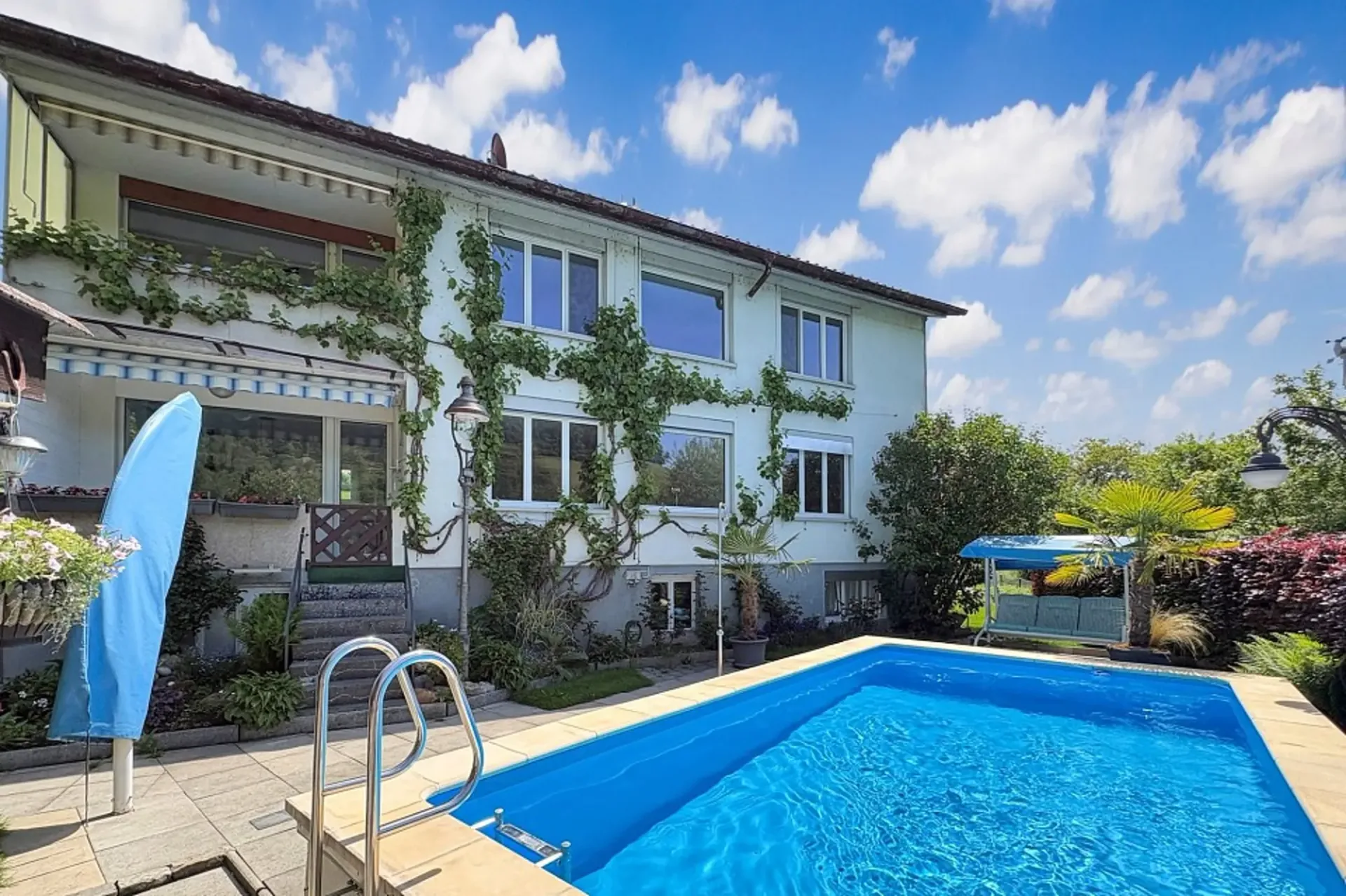 Zweifamilienhaus mit Pool und traumhaftem Garten an der Worble