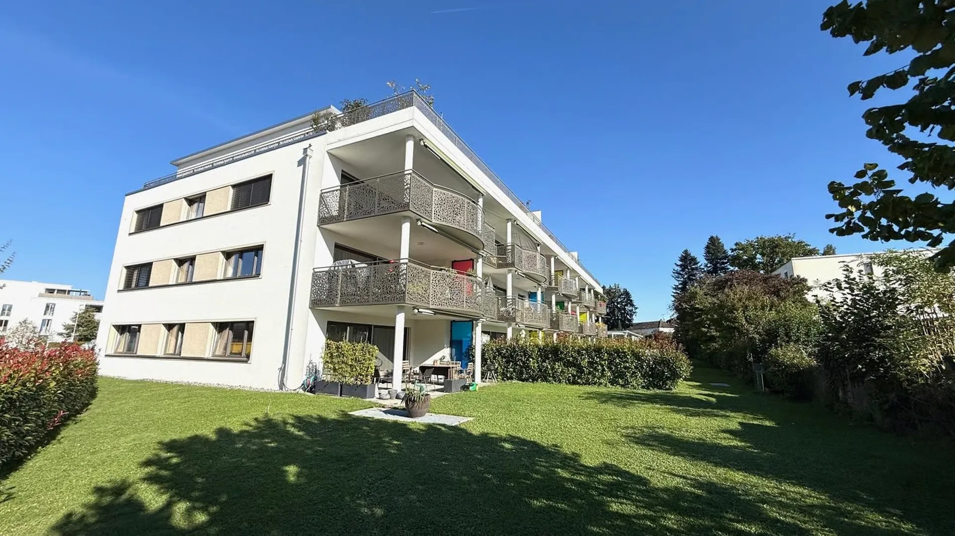 Appartamento giardino moderno 4.5 locali (118 m²) con 305 m² di giardino privato