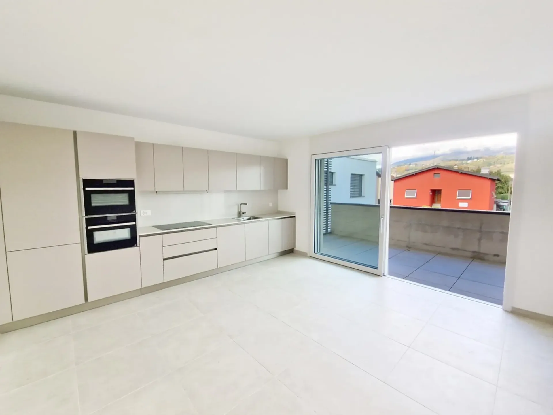 Neue moderne 3,5-Zimmer-Wohnung mit zwei überdachten Parkplätzen, sofort bezugsfertig.