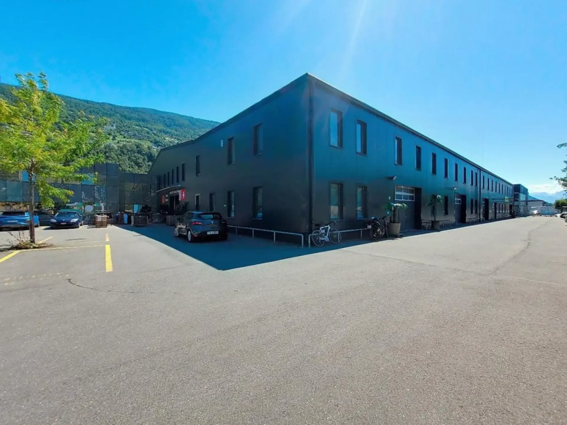 Sion, 1 Gewerberaum von 355,50m2 im Erdgeschoss eines vollständig renovierten Industriegebäudes zu vermieten