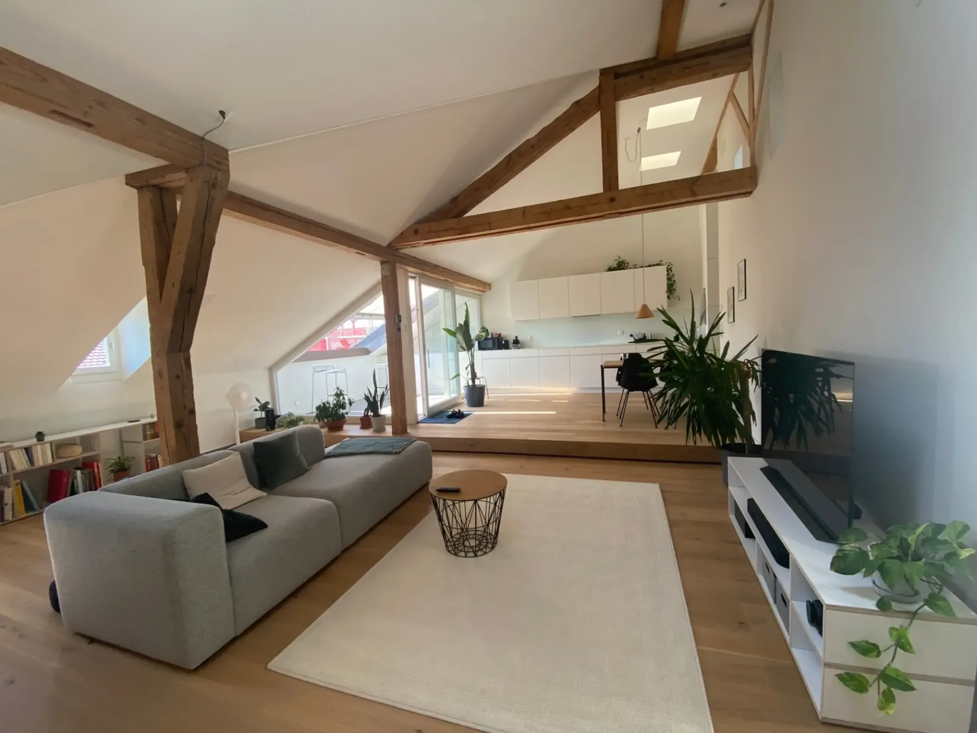 Charming attic apartment with old building charm in the heart of Bern