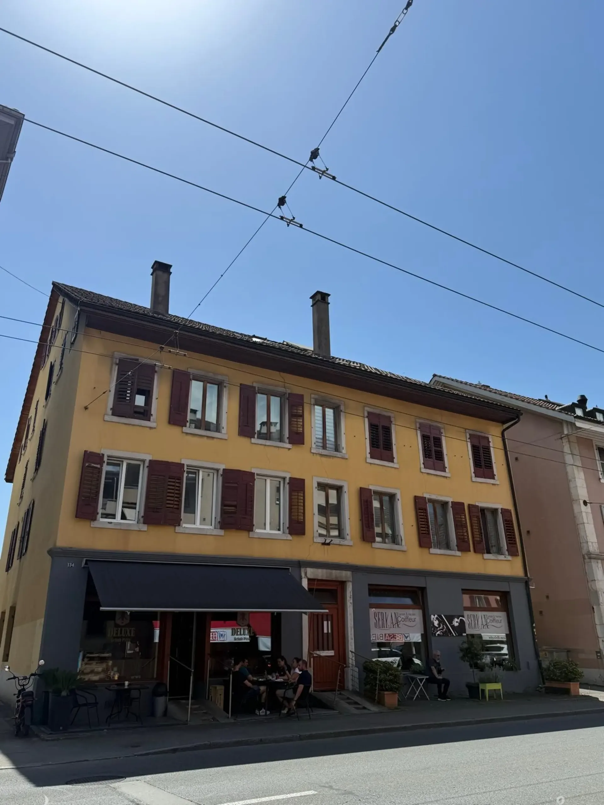 Geräumige 6-Zimmer-Wohnung mit Balkon und Garage in Biel
