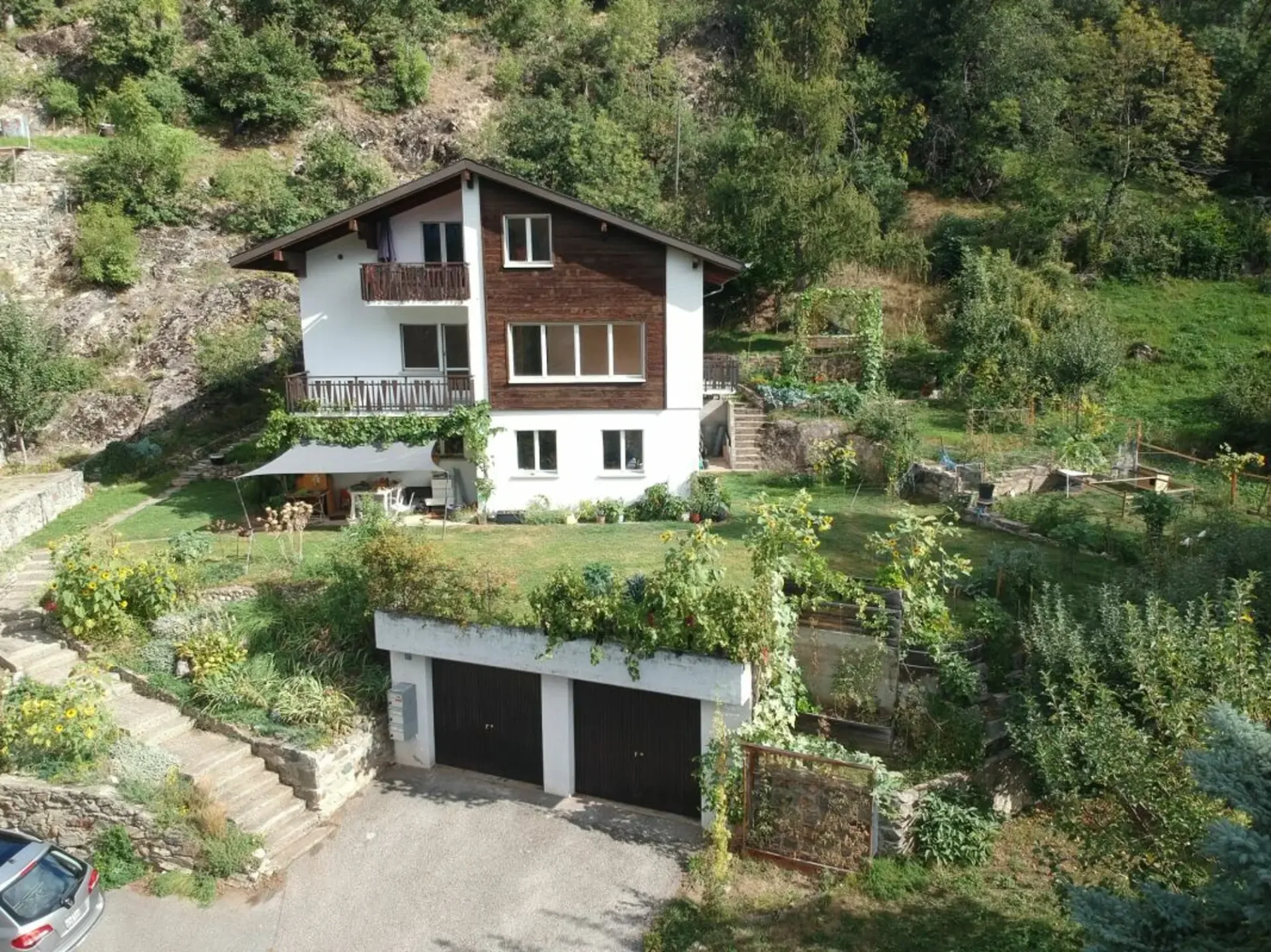 Haus mit 3 Wohnungen und Doppelgarage