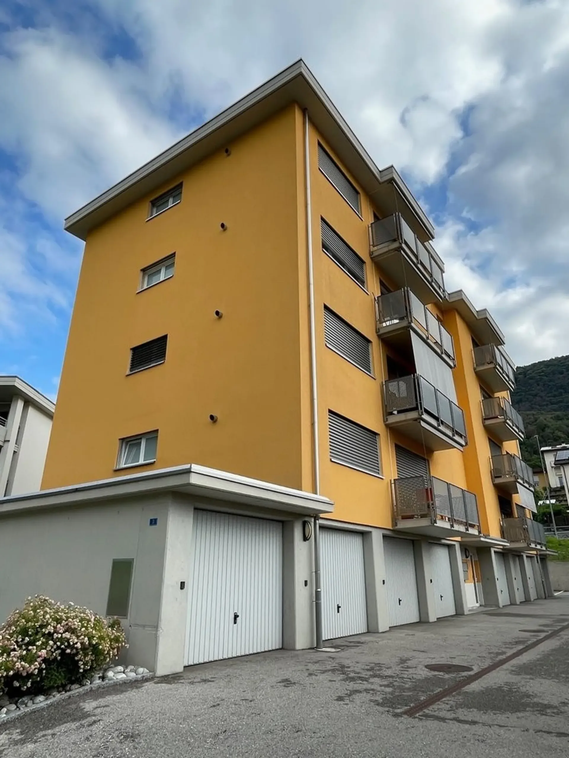 Helles Apartment in kleiner Wohnanlage