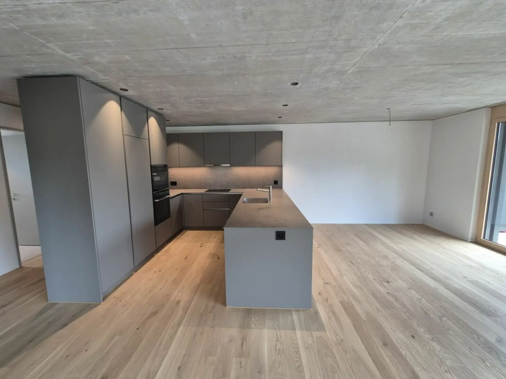 Erstbezug 4.5 Zimmer im 2. Obergeschoss mit grossem Balkon