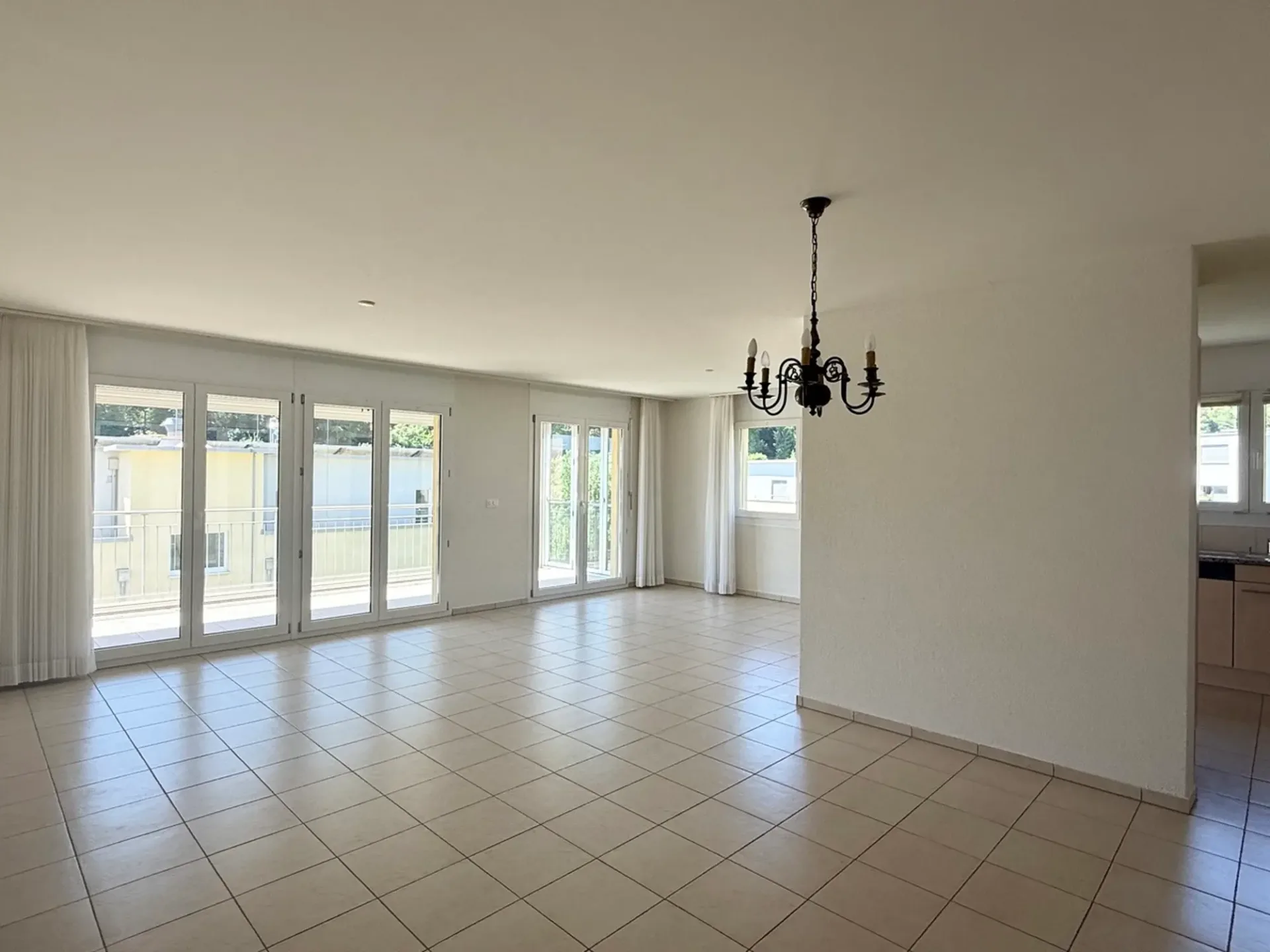 4.5-ROOM APARTMENT WITH SPACIOUS BALCONY AND VERSATILE ADDITIONAL ROOMS