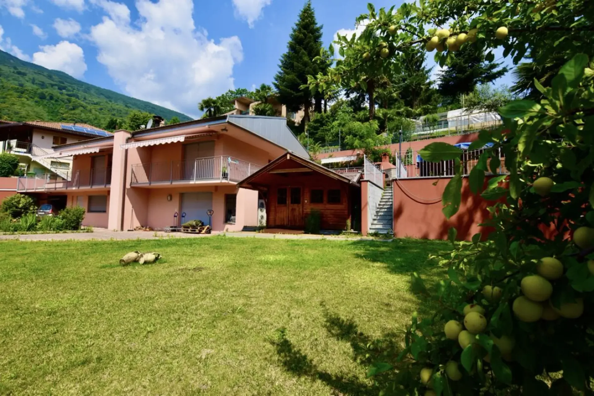 Haus mit grossem Garten und Gästeapartment