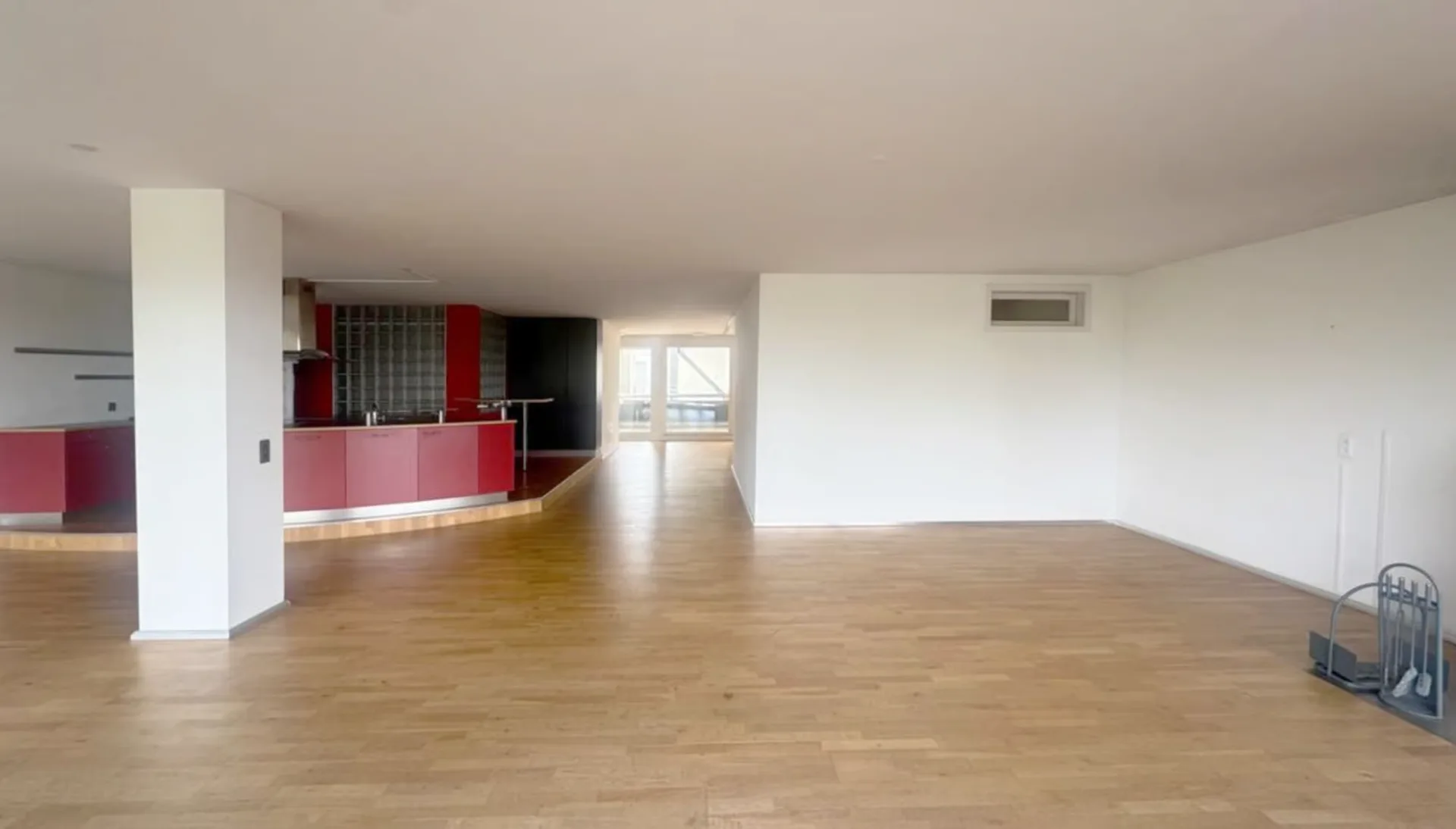 Exklusive & lichtdurchflutete Gewerbe-/Bürofläche (173 m²) mit 2 Terrassen in Schindellegi