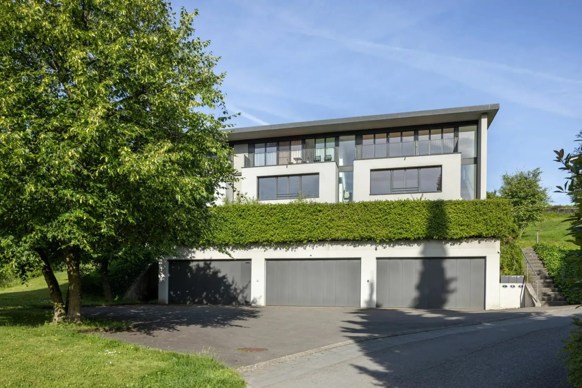 Modern semi-detached house with high ceilings and lake view