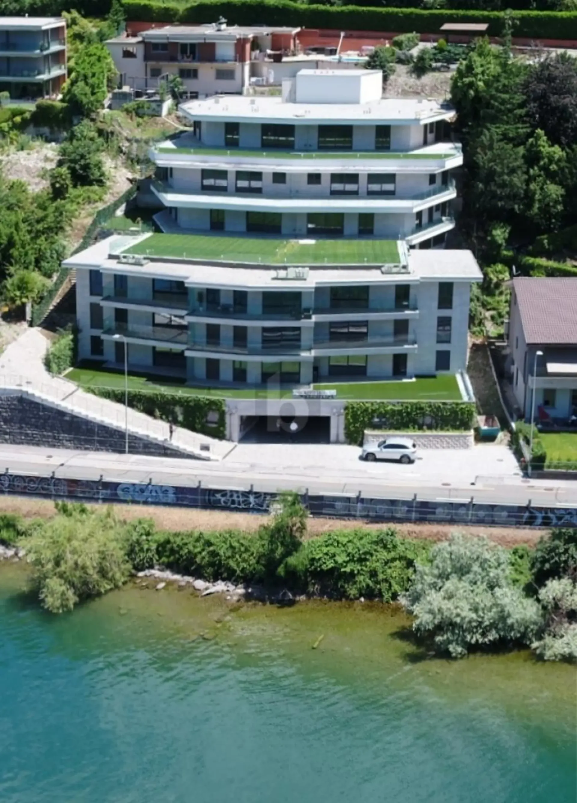 Moderne und geräumige Immobilie mit großem Garten