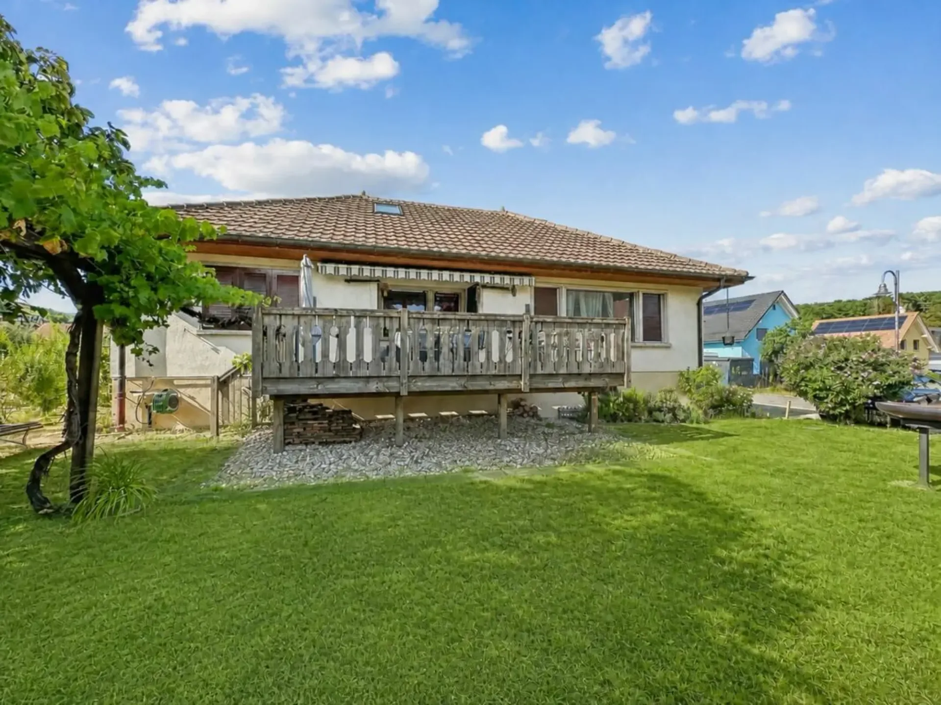 LEBEN SIE AUF EINER EBENE! EINZELSTÄNDIGE VILLA MIT EINEM GESCHOSSEN UND DACHBODEN + EIN UNABHÄNGIGES STUDIO