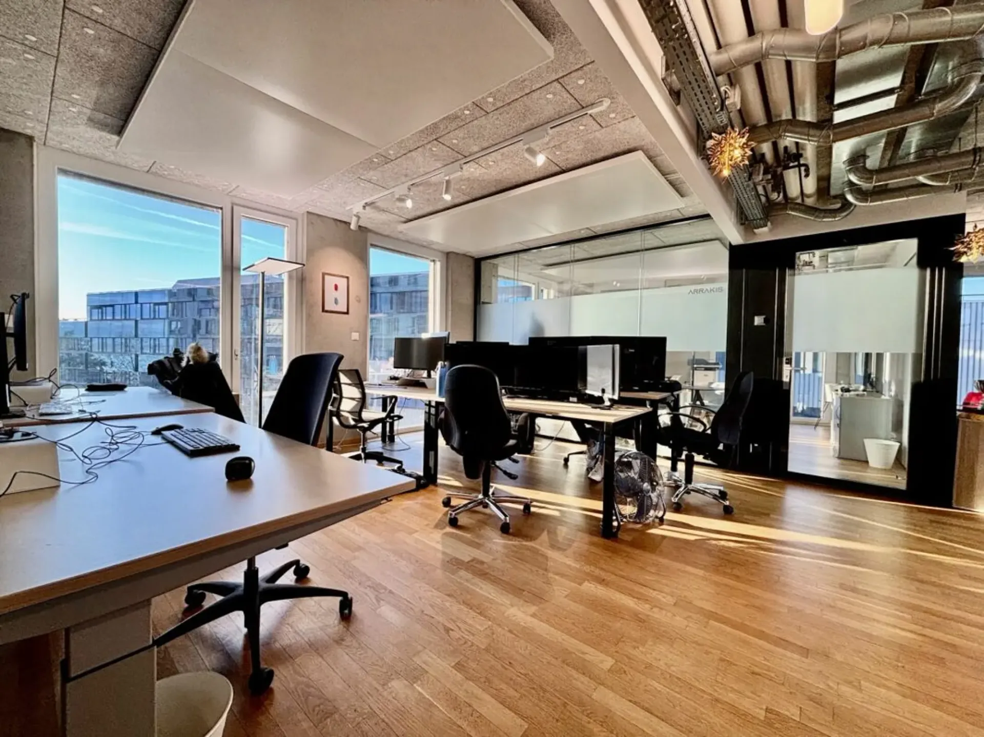 Eine Fläche wird frei! Nahe See, Verkehr, Büro von 360 m2 zur Miete in Morges