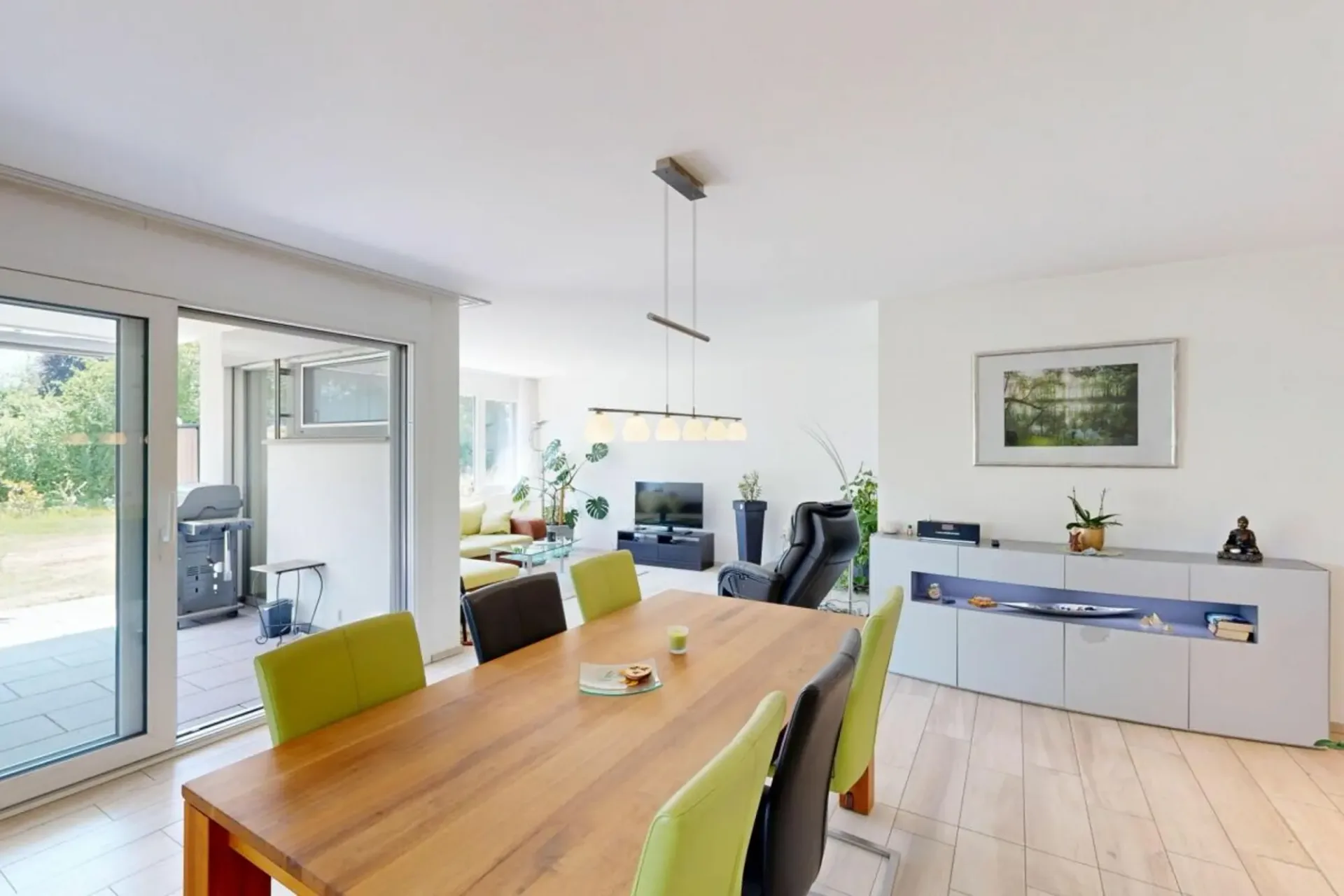 Appartamento di giardino di 3,5 locali con giardino esclusivo di 245 m² e terrazza coperta